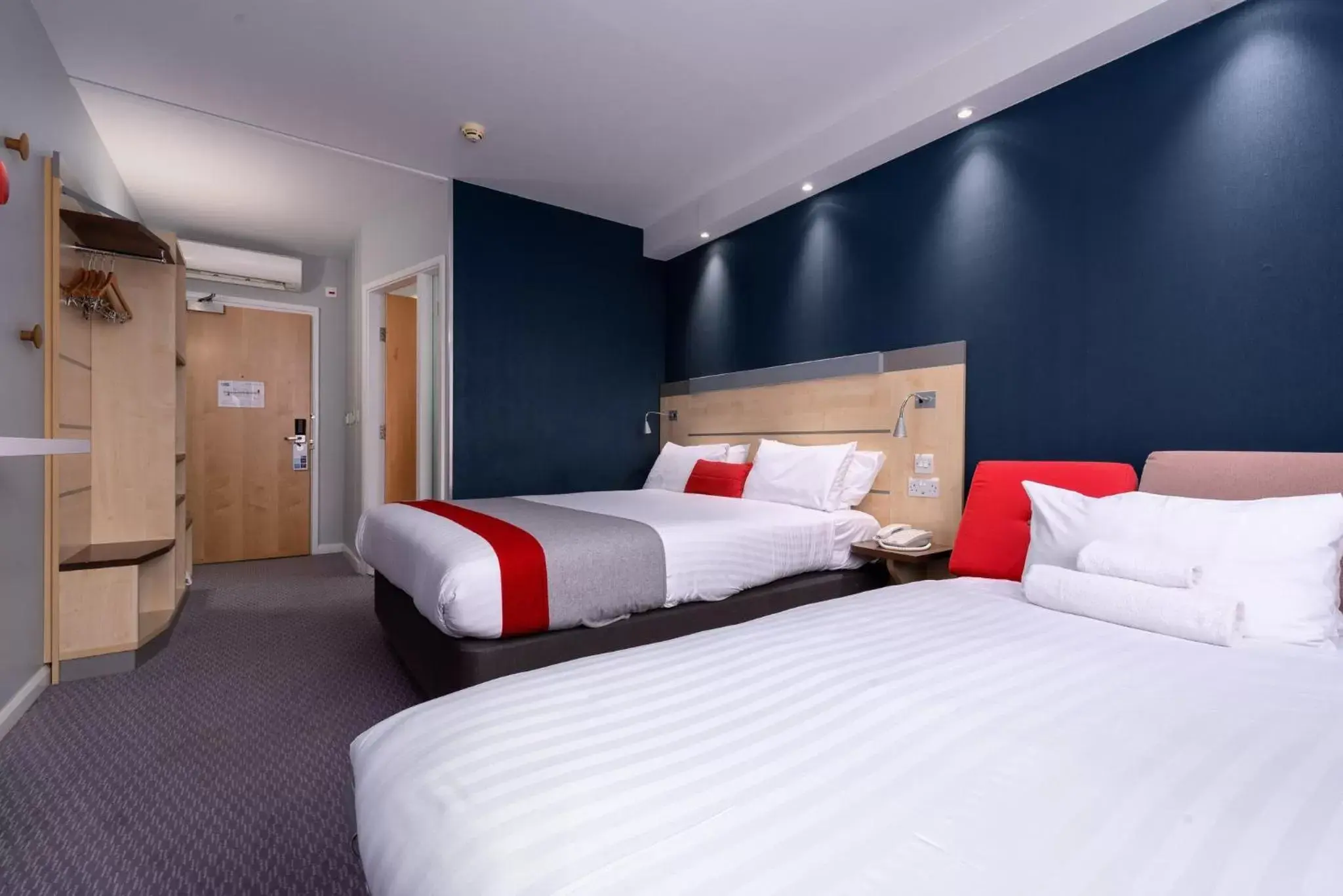 Photo of the whole room, Bed in Holiday Inn Express Burnley M65 Jct 10, an IHG Hotel