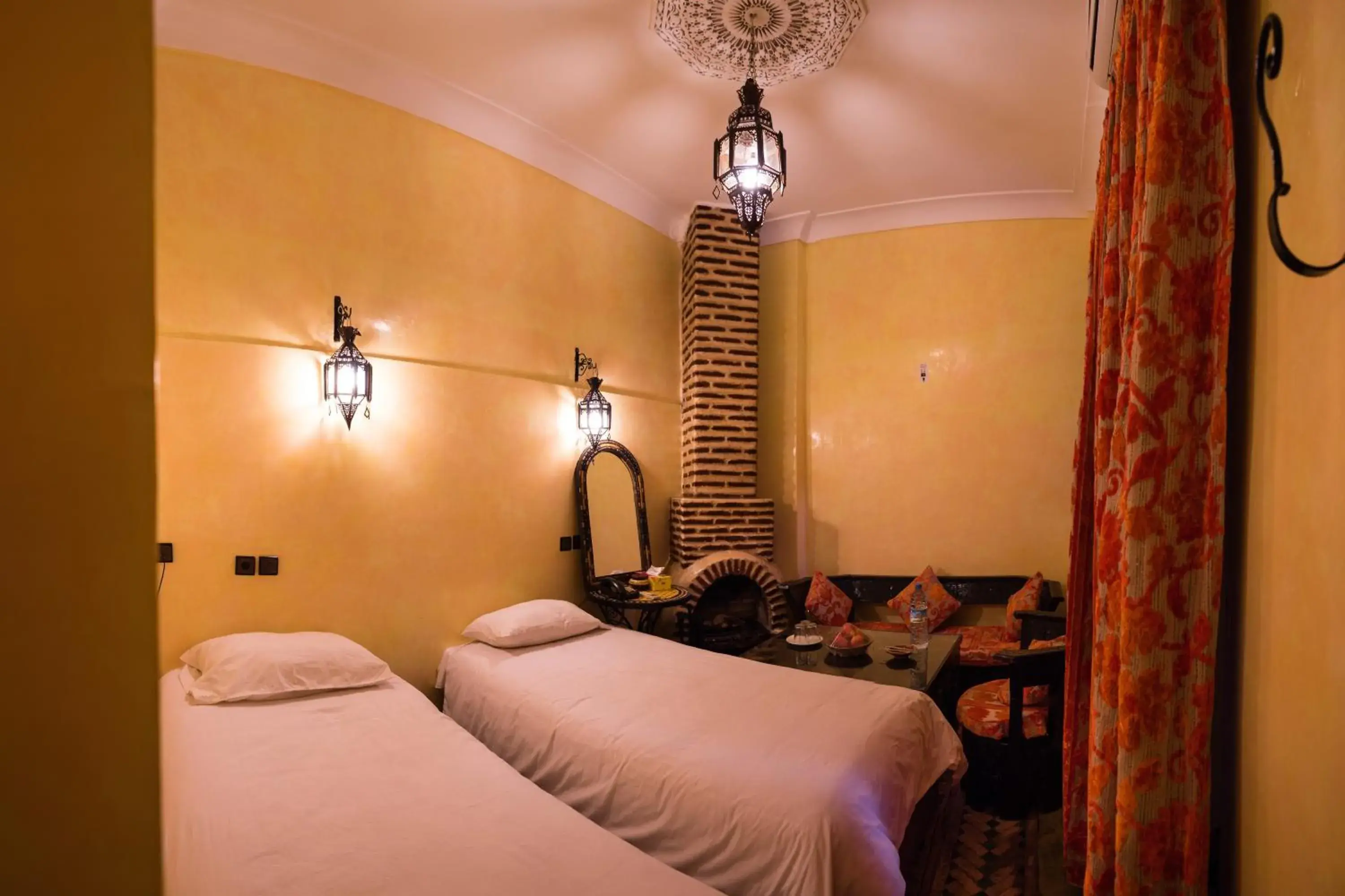 Living room, Bed in Riad Omar