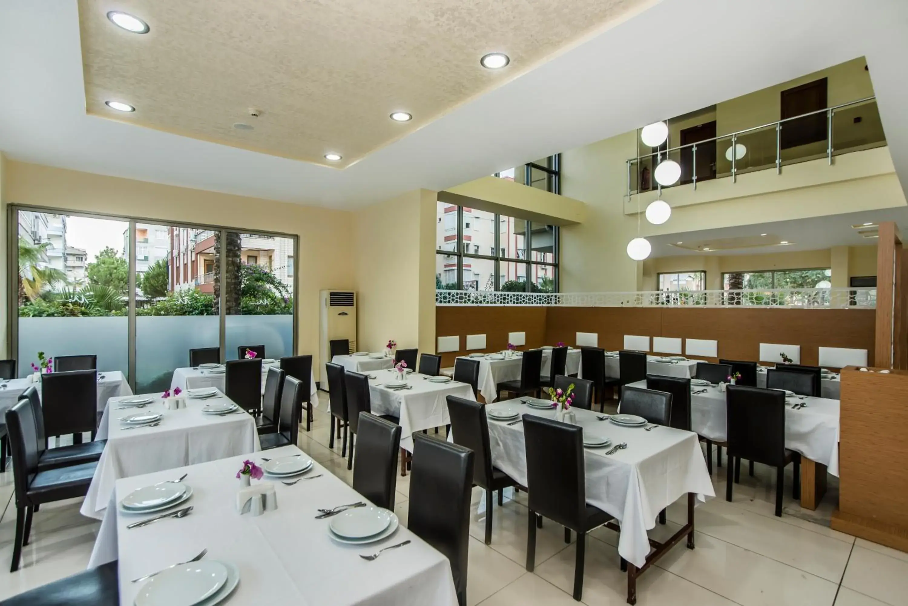 Restaurant/places to eat in Santa Marina Hotel Restaurant/places to eat in Santa Marina Hotel