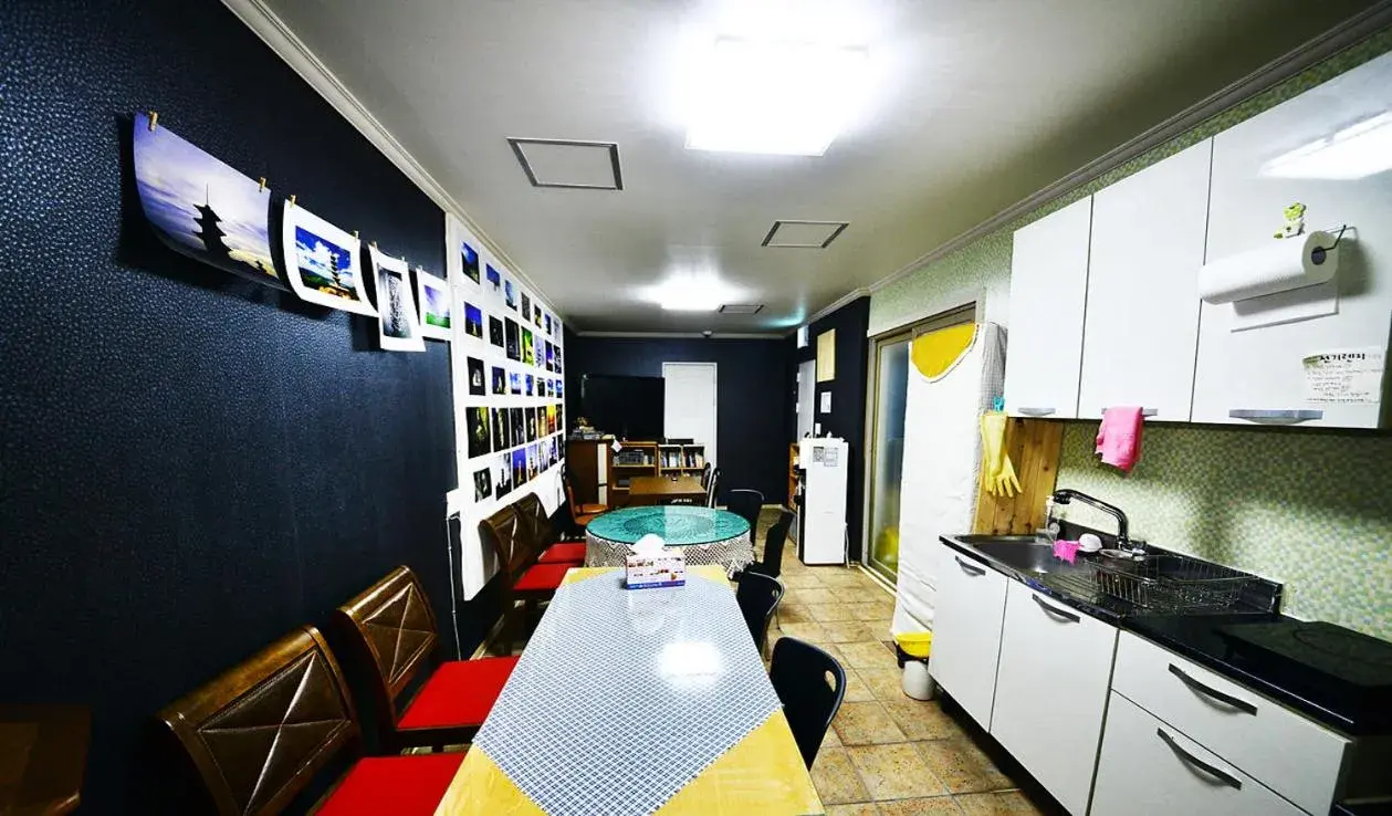 Communal lounge/ TV room in Gyeongju Namu Guesthouse