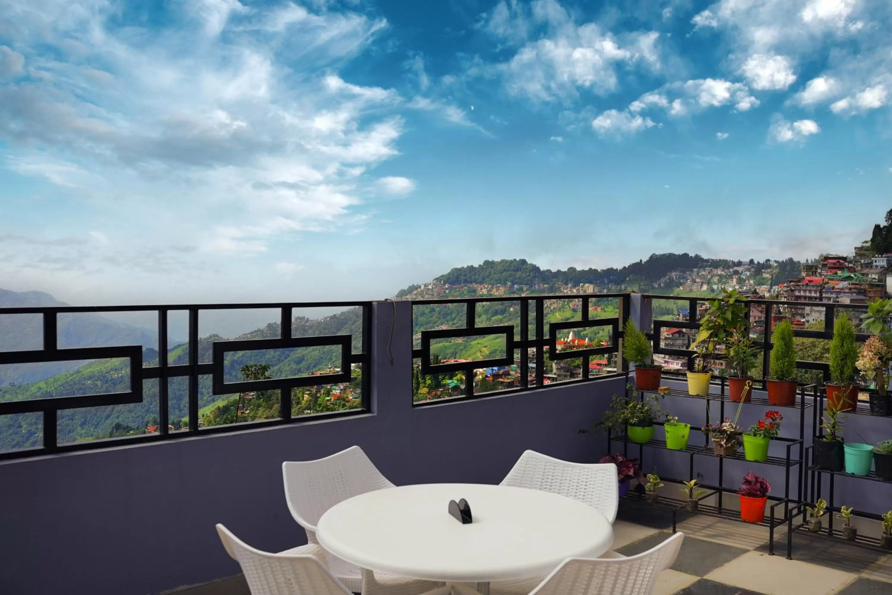 Day in Hotel Hill Queen near Sherpa Gumba Darjeeling Mall 5 Min Couple Friendly