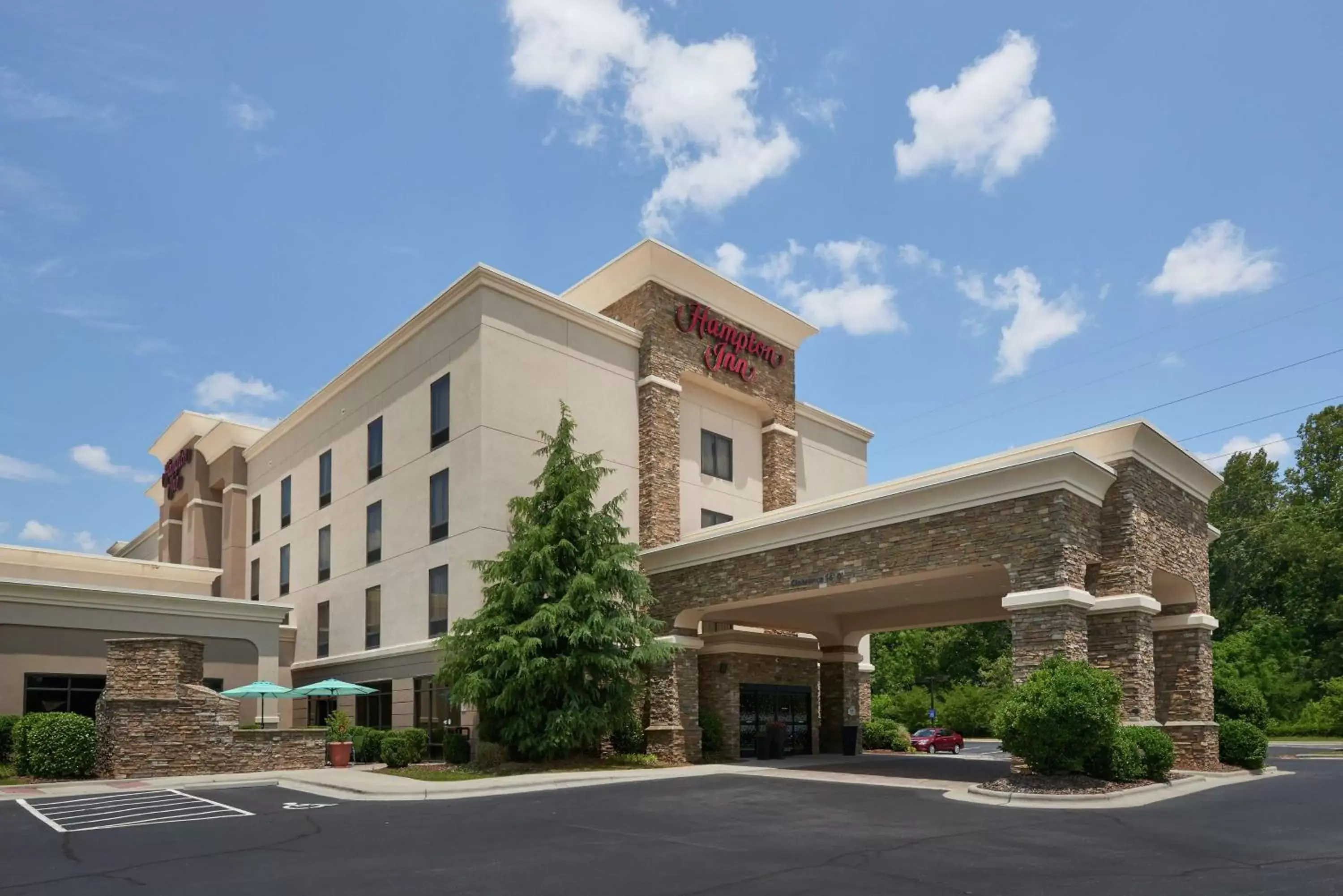 Property building in Hampton Inn Bermuda Run / Advance Property building in Hampton Inn Bermuda Run / Advance
