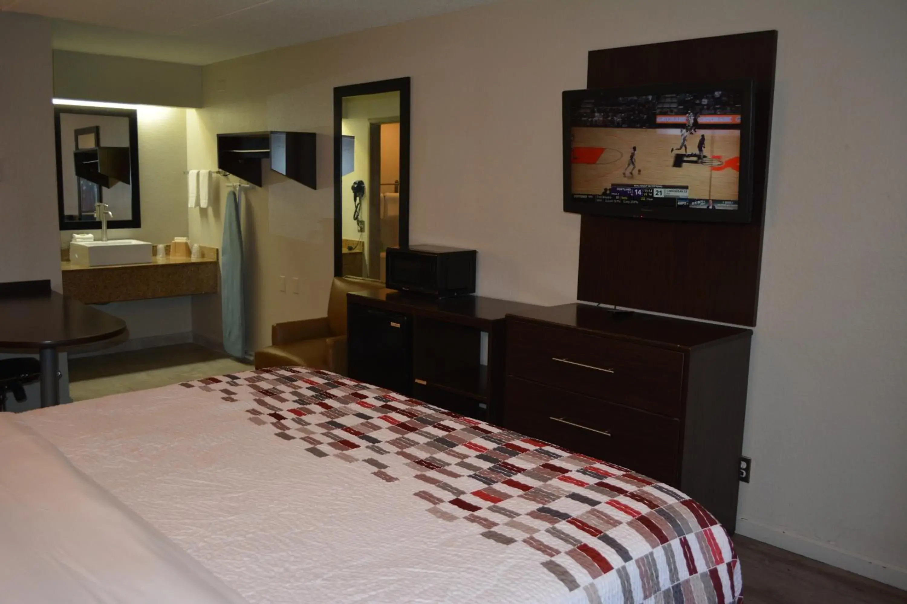 Bed in Red Roof Inn Jackson North – Ridgeland