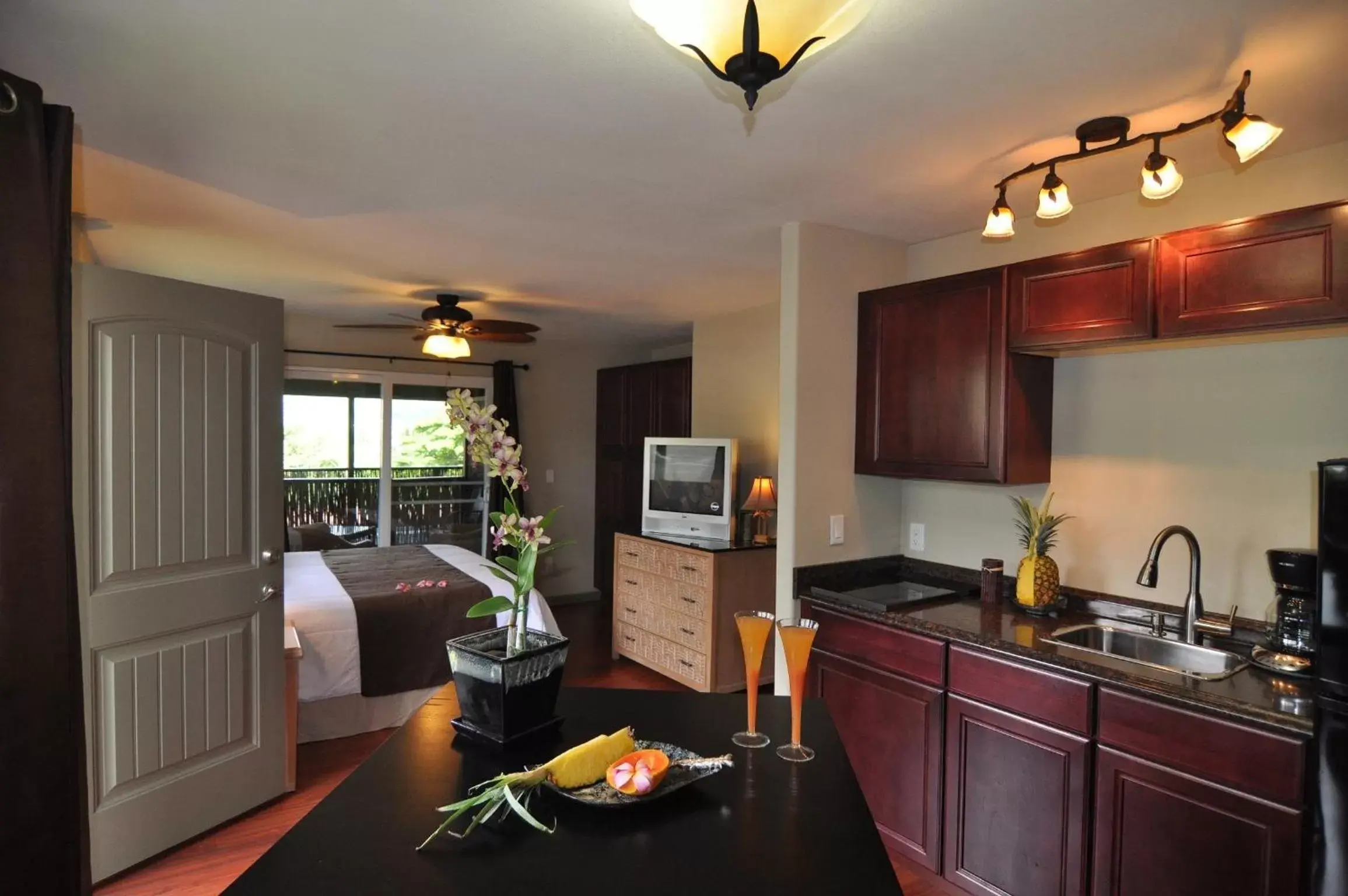 Kitchen or kitchenette, Kitchen/Kitchenette in Paradise Bay Resort