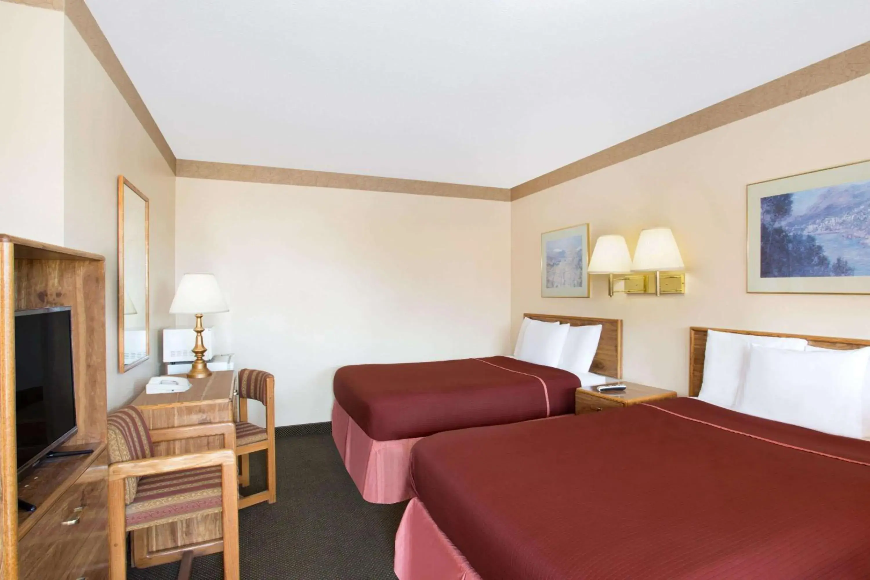 Photo of the whole room, Bed in Howard Johnson by Wyndham Brigham City