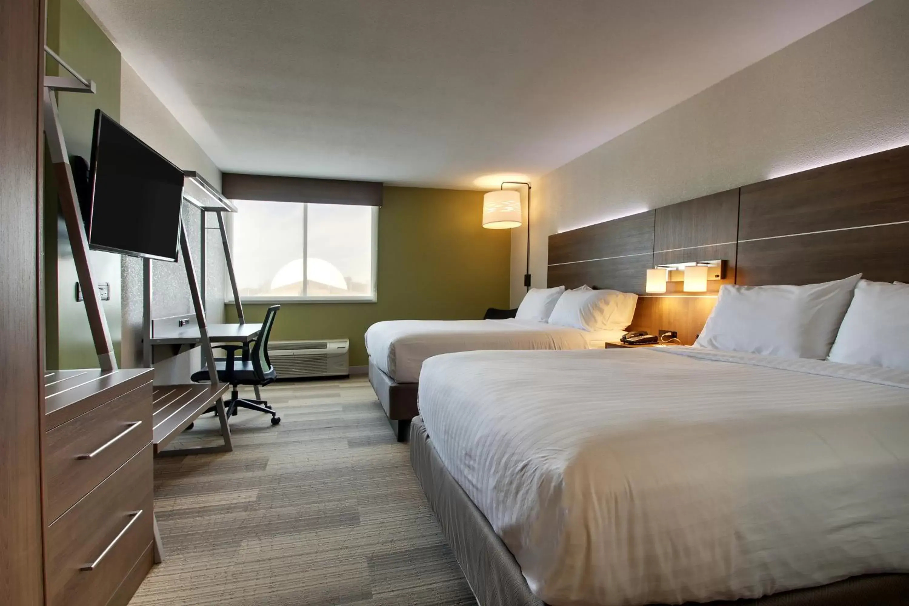 Bedroom, Bed in Holiday Inn Express & Suites Wapakoneta, an IHG Hotel