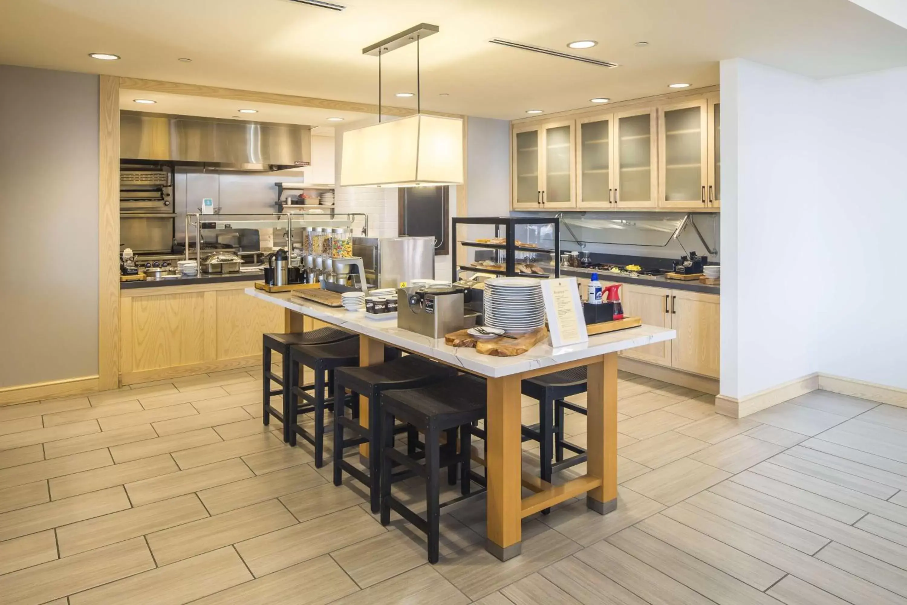 Dining area, Kitchen/Kitchenette in Hilton Garden Inn Pittsburgh Airport