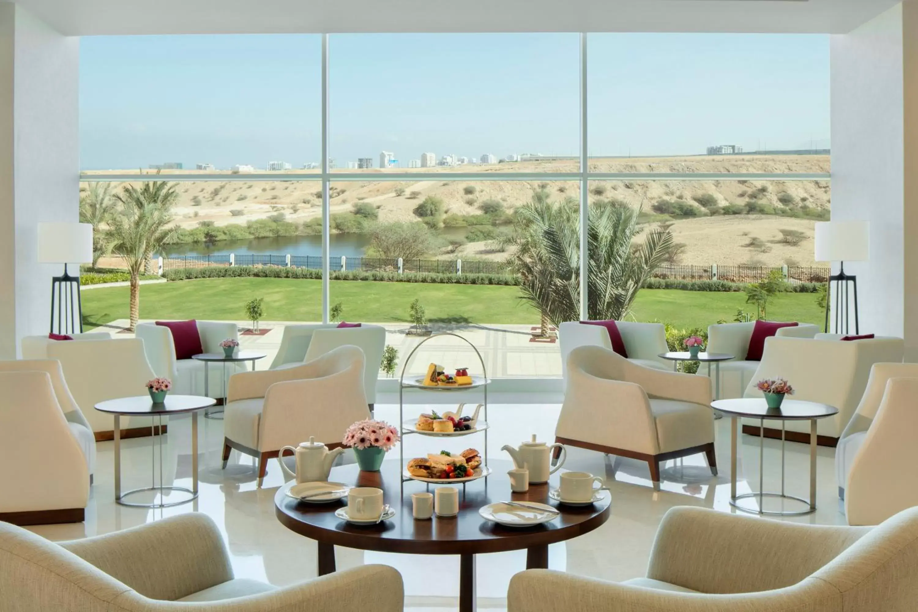 Lounge or bar, Restaurant/Places to Eat in Crowne Plaza Muscat OCEC, an IHG Hotel