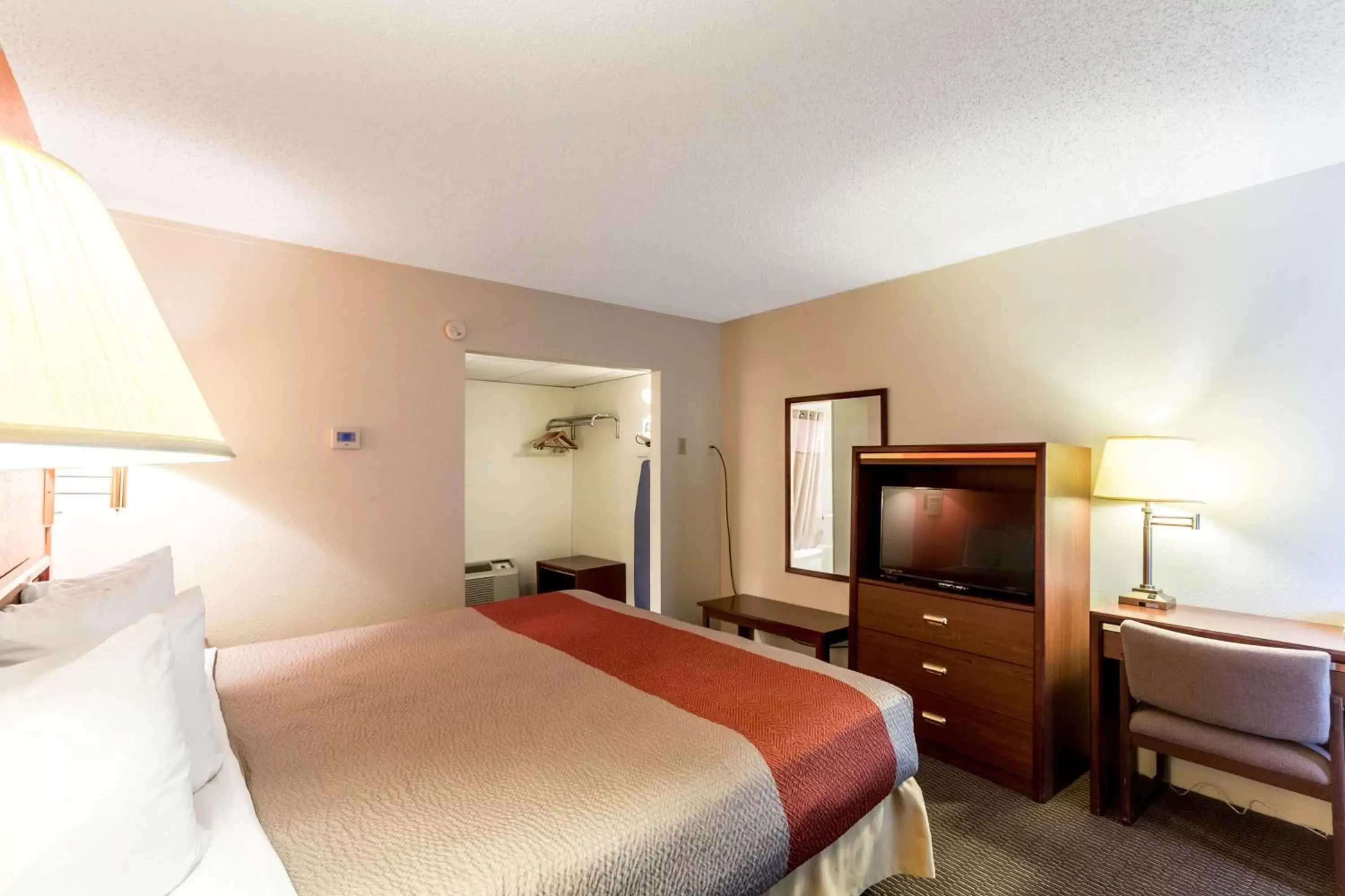 TV and multimedia, Bed in Motel 6-Butte, MT - Historic City Center