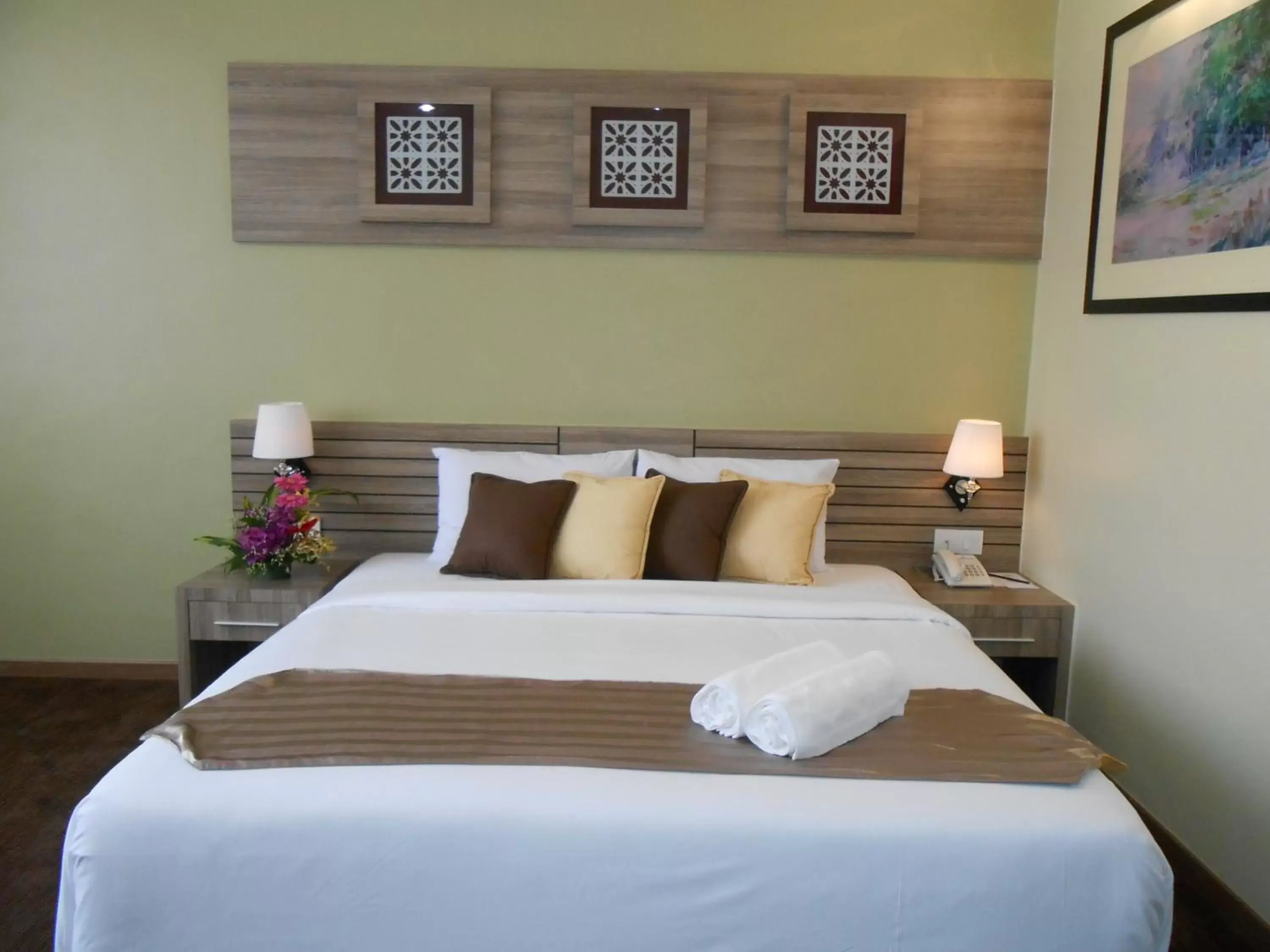 Bed in HIG Hotel