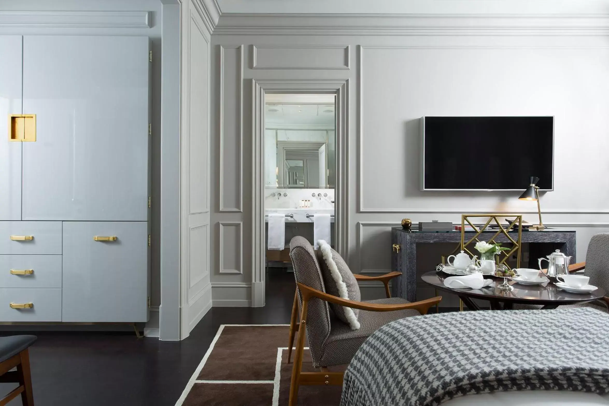 Bed, TV/Entertainment Center in Portrait Firenze - Lungarno Collection
