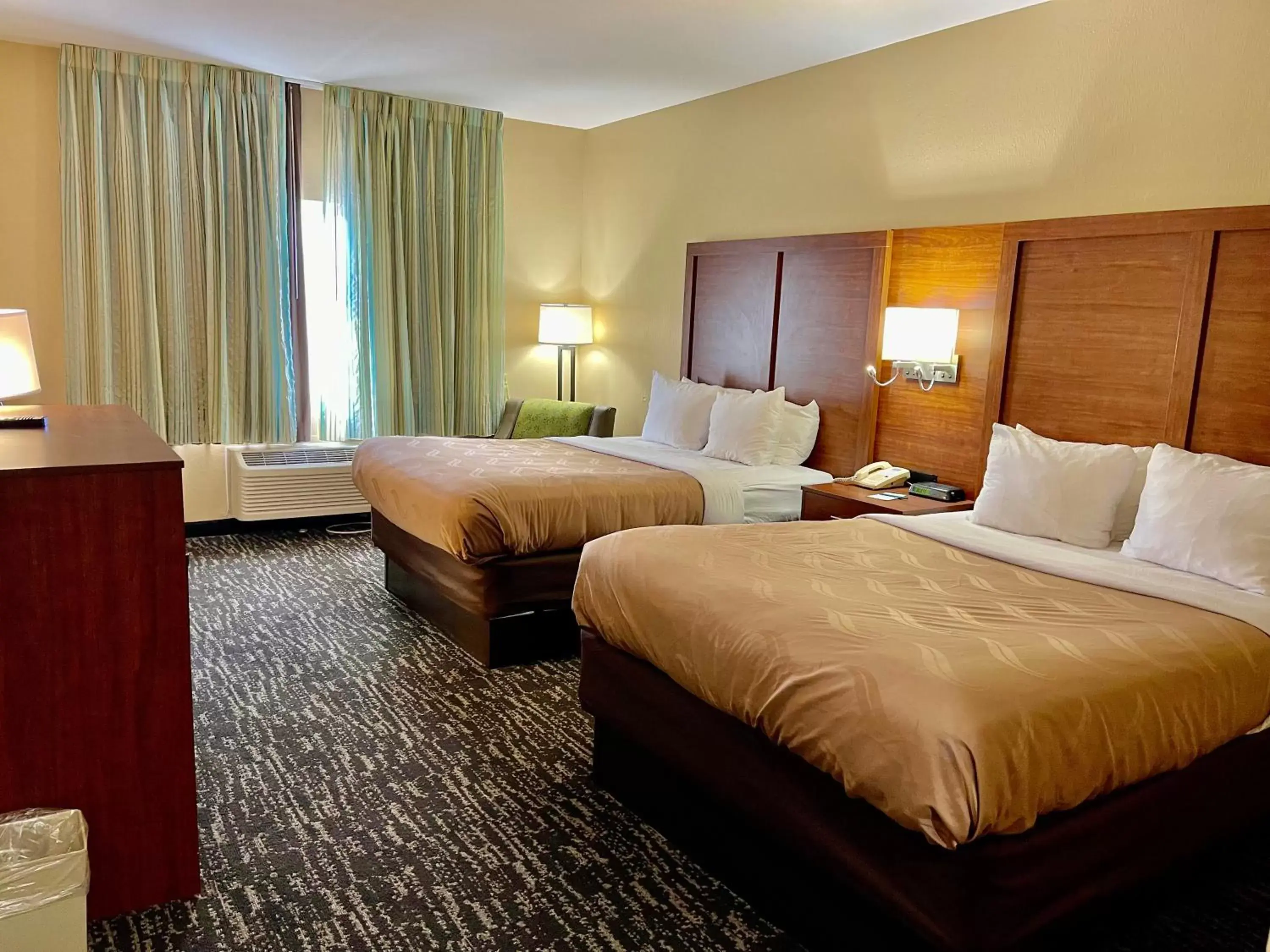 Bed in Quality Inn & Suites Hendersonville - Flat Rock