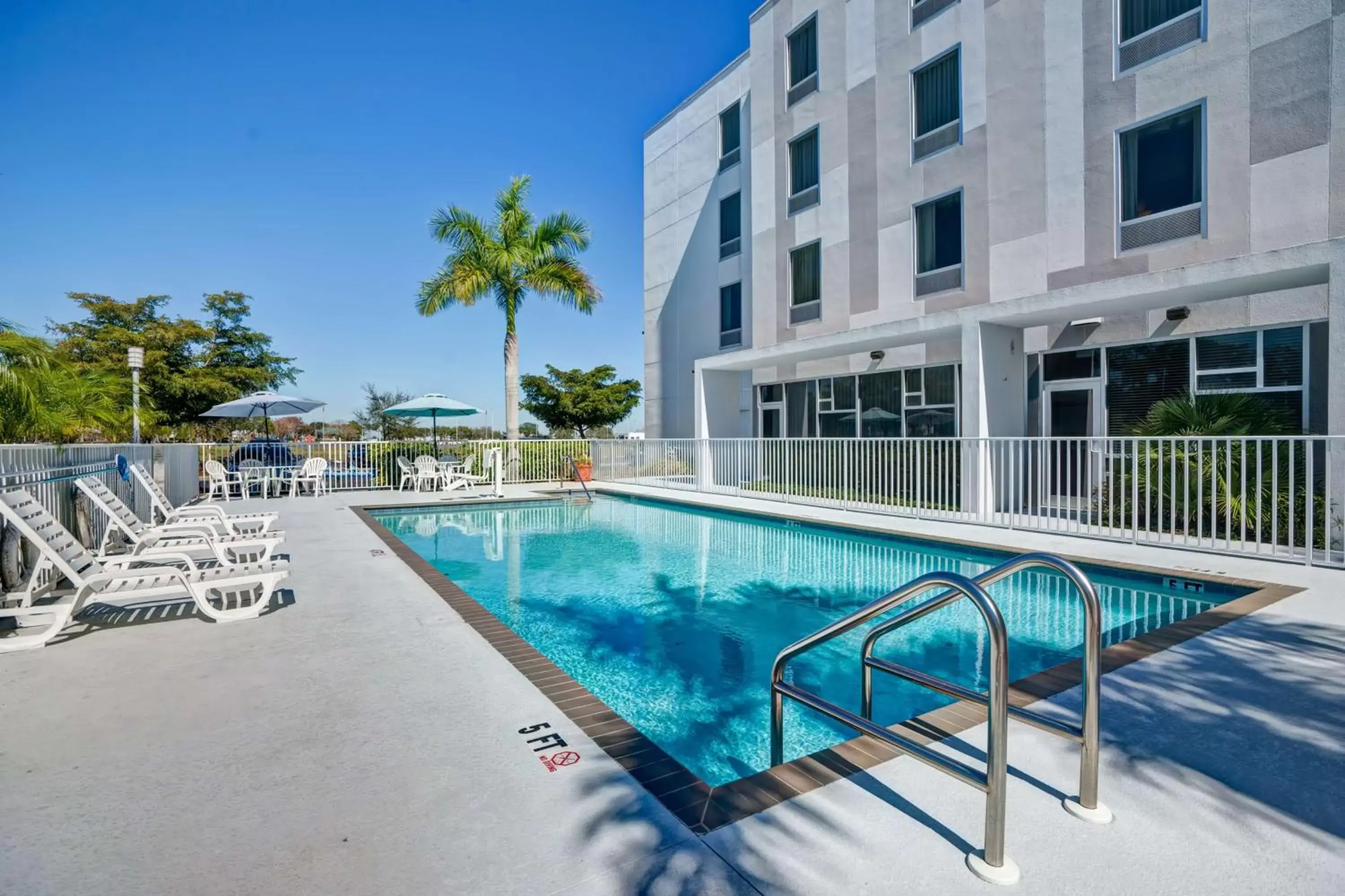 Pool view, Swimming Pool in Hampton Inn & Suites Sarasota / Bradenton - Airport