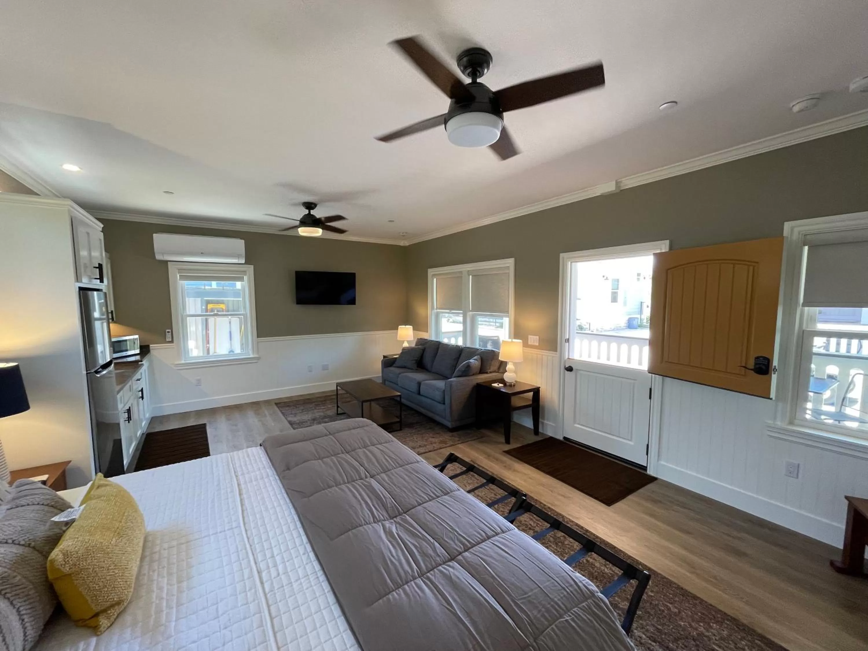 Bed in ForFriends Inn Wine Country Bed and Breakfast