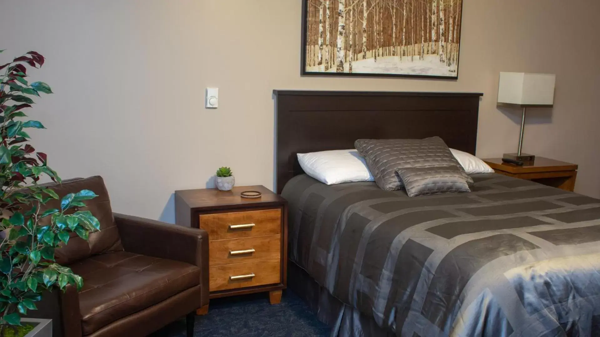 Bed in Mark III, INN & Suites