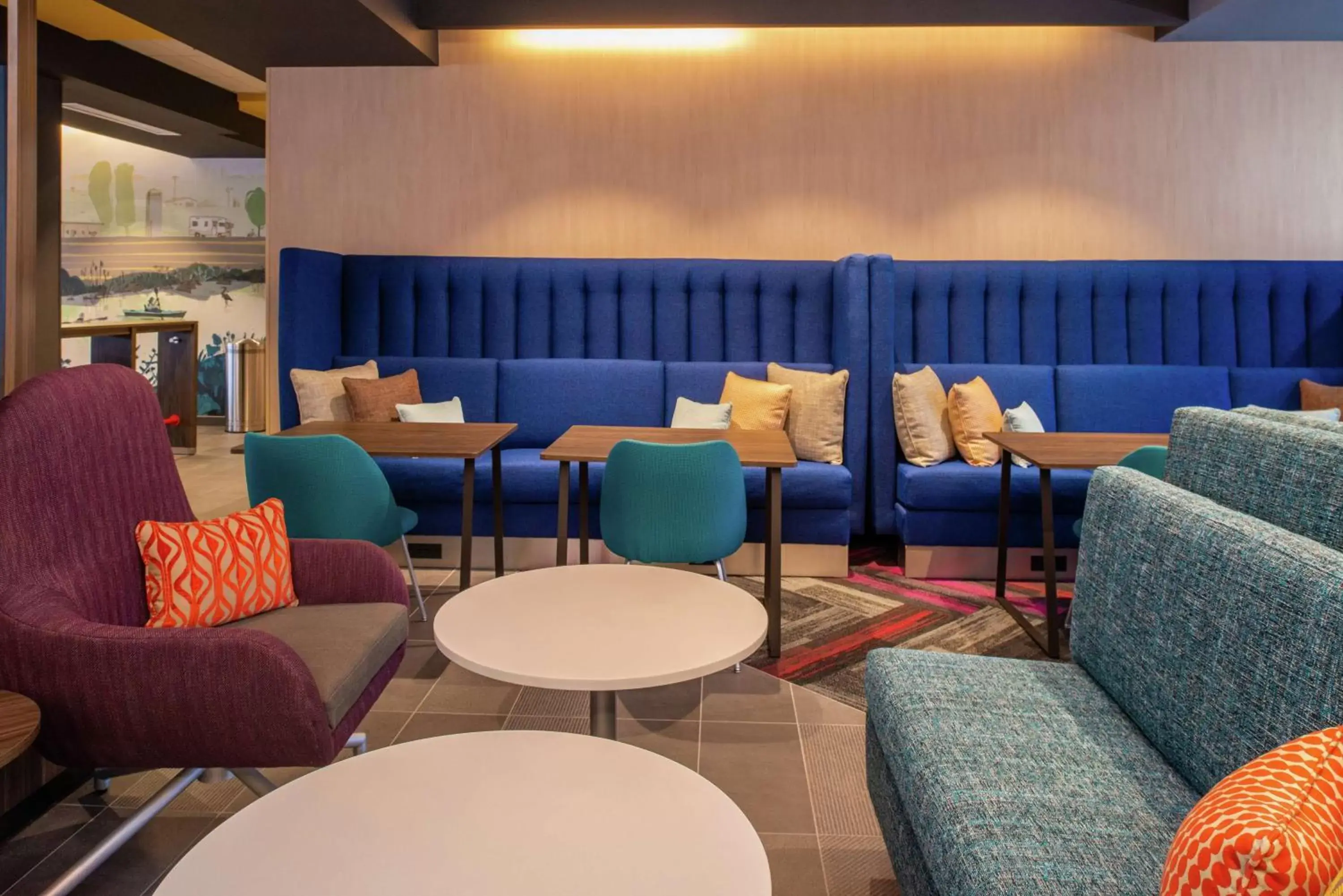 Lobby or reception, Lounge/Bar in Tru By Hilton Elkhart, In