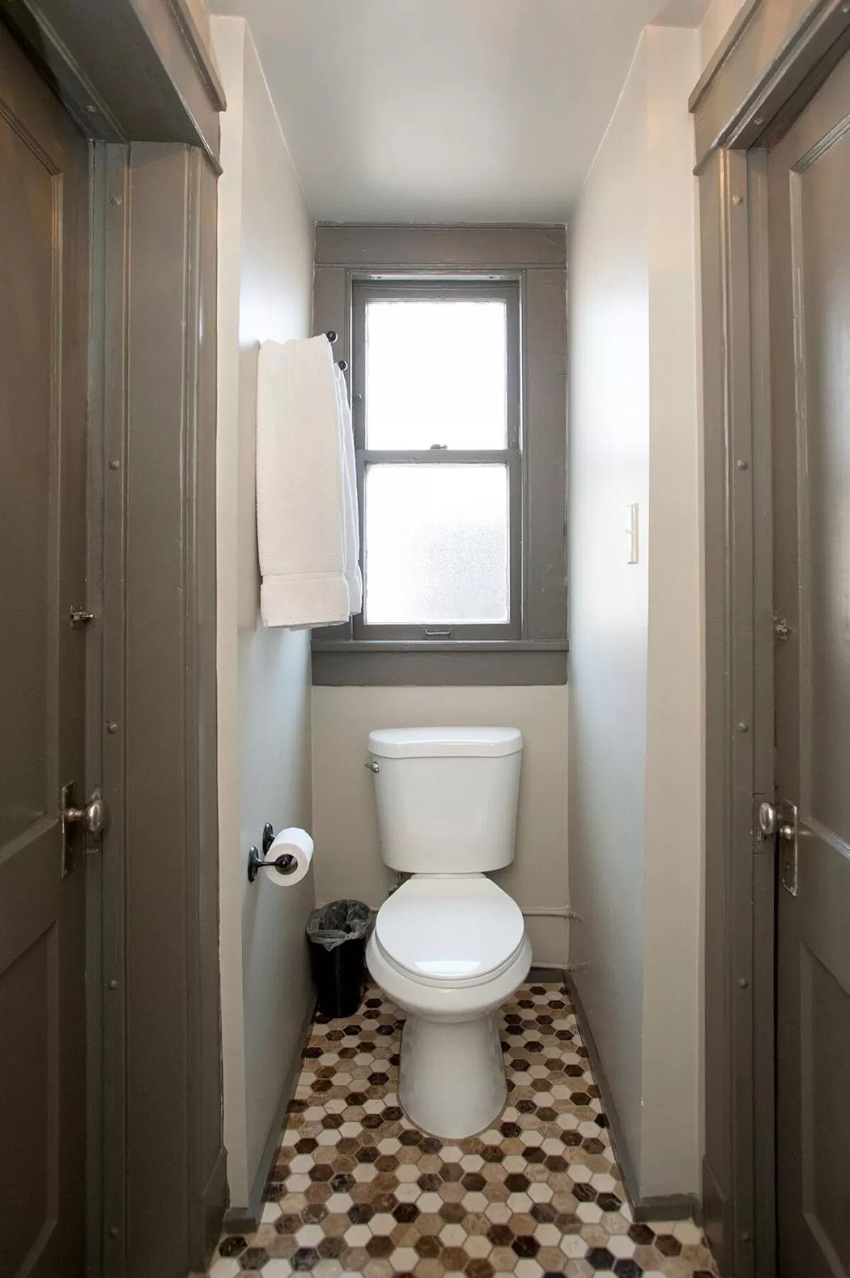 Toilet in Gardner Hotel & Hostel