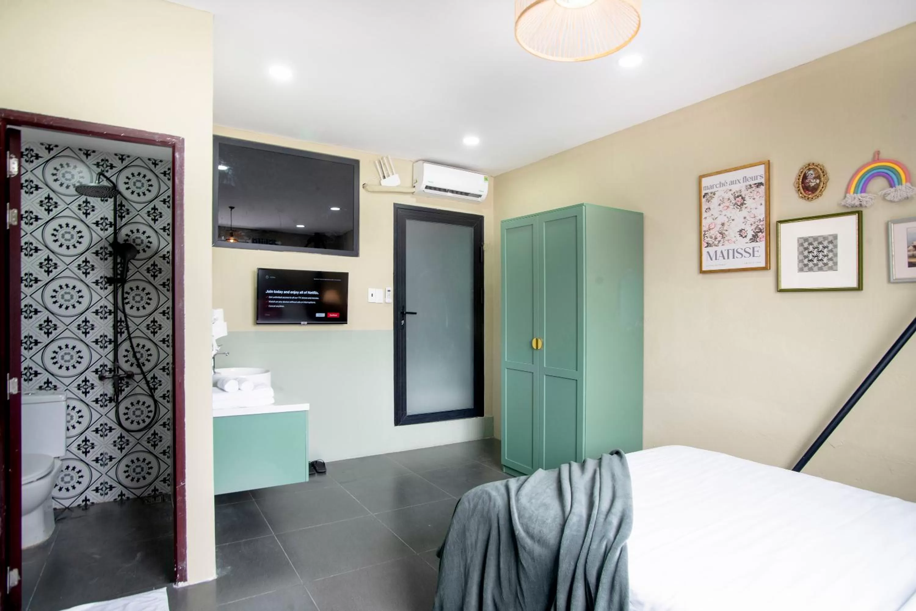 Photo of the whole room, Bed in SAZI BEN THANH Hotel HCM