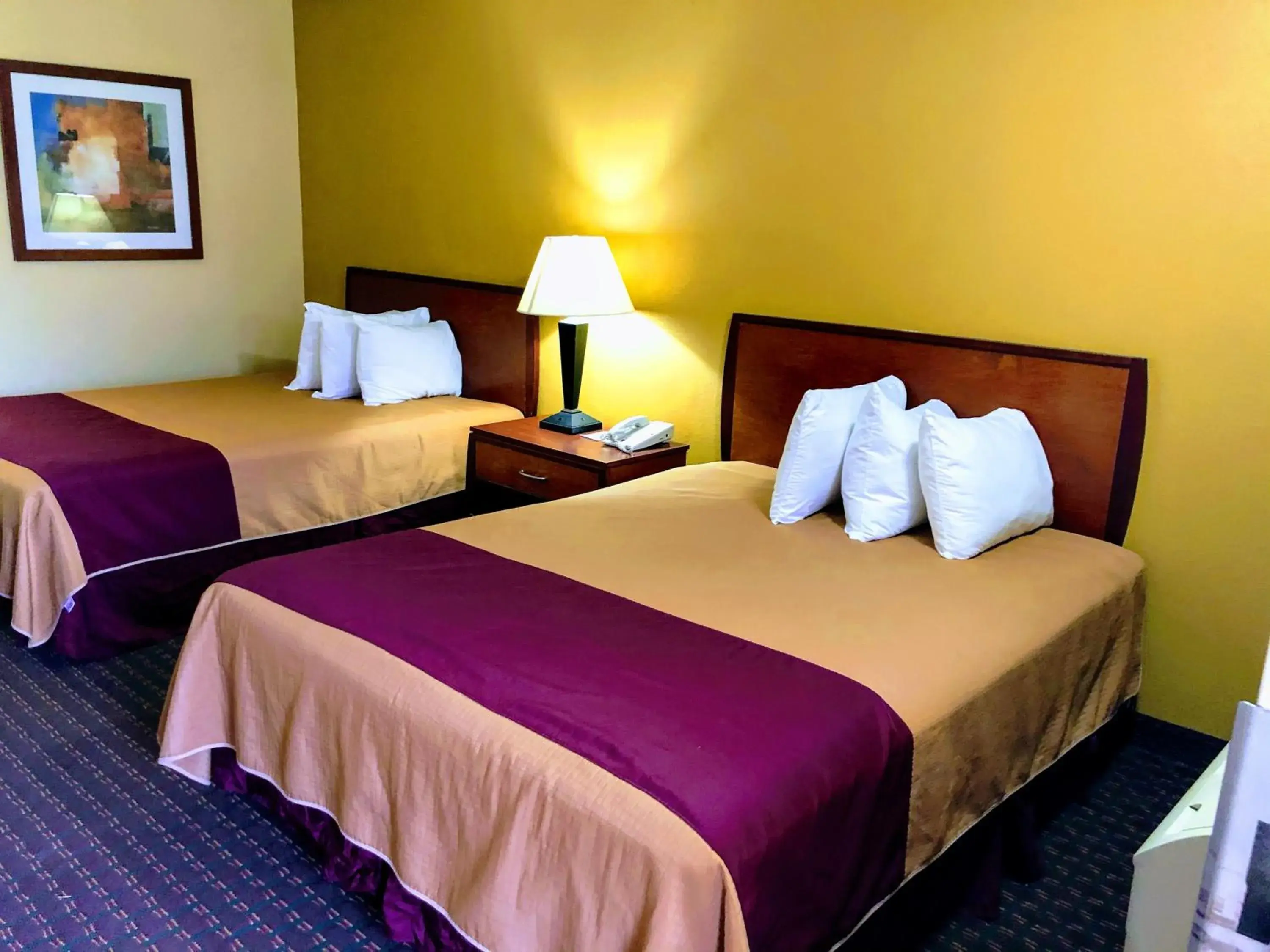 Bedroom, Bed in Americas Best Value Inn Yukon