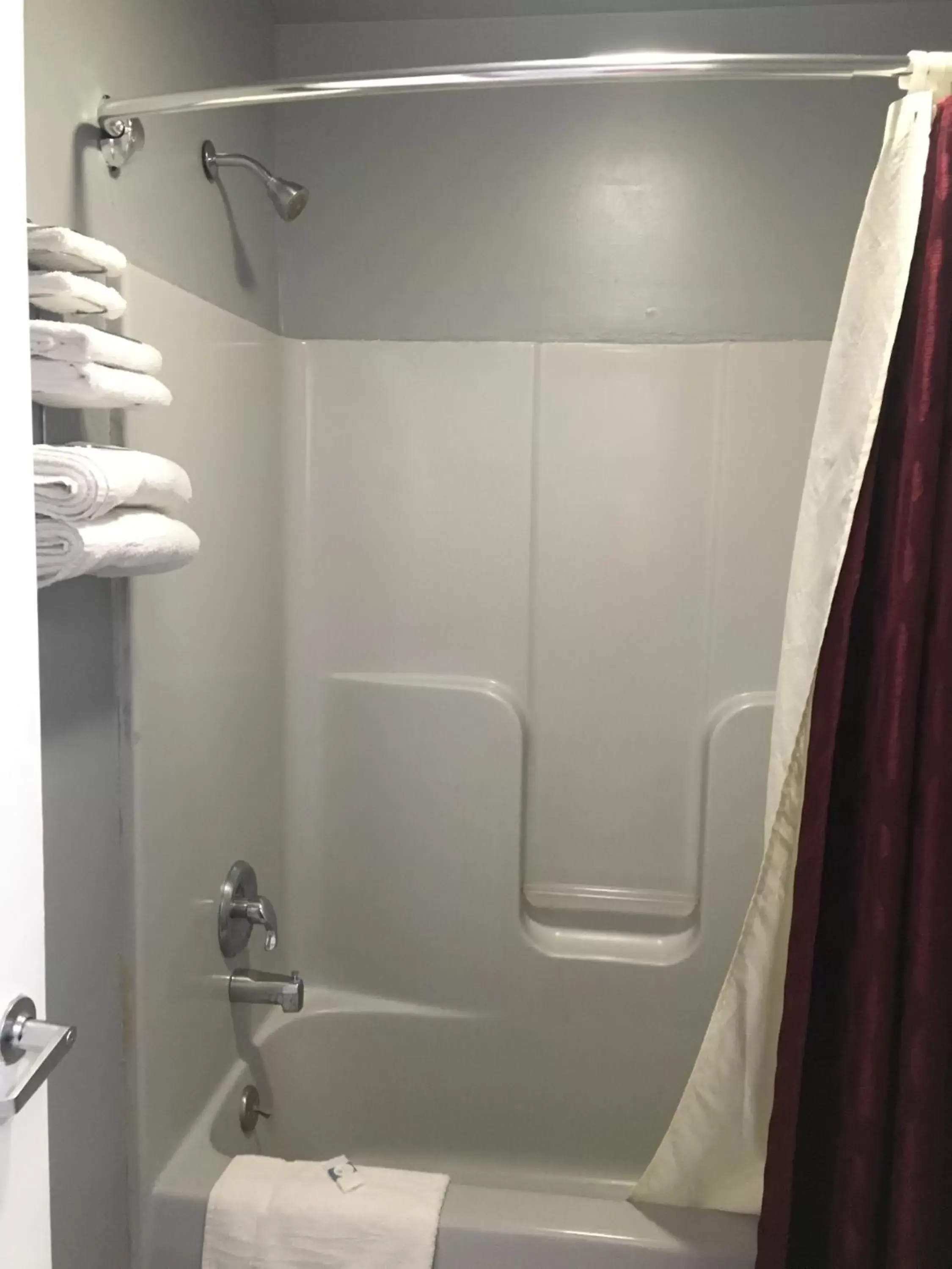 Shower, Bathroom in Journeys End Motel