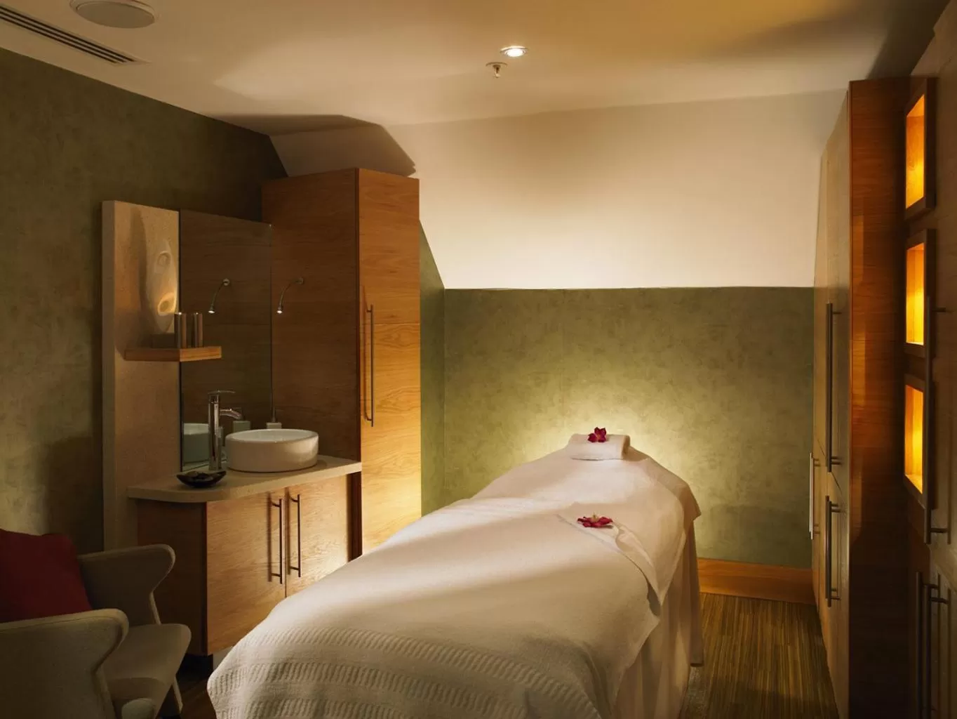 Spa and wellness centre/facilities, Bed in Sprowston Manor Hotel, Golf & Country Club