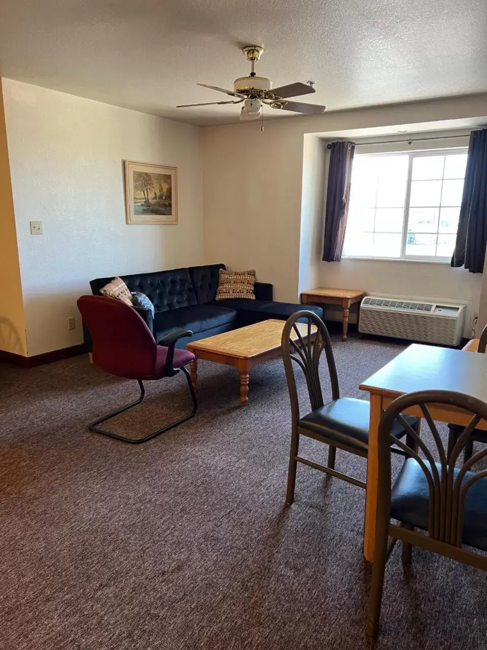 Living room, Seating Area in Boarders Inn & Suites by Cobblestone Hotels - Brush