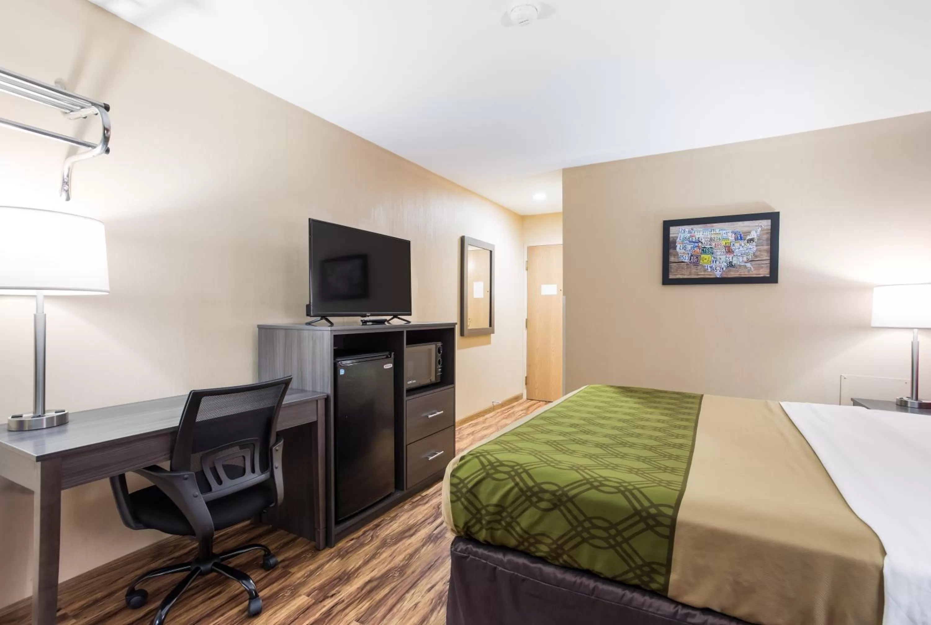 Bed in Econo Lodge Painted Post - Corning