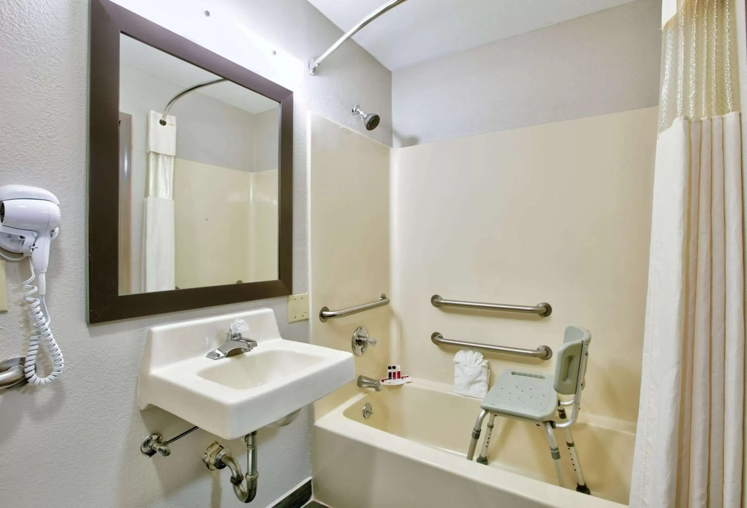 Bathroom in Days Inn by Wyndham Tunica Resorts