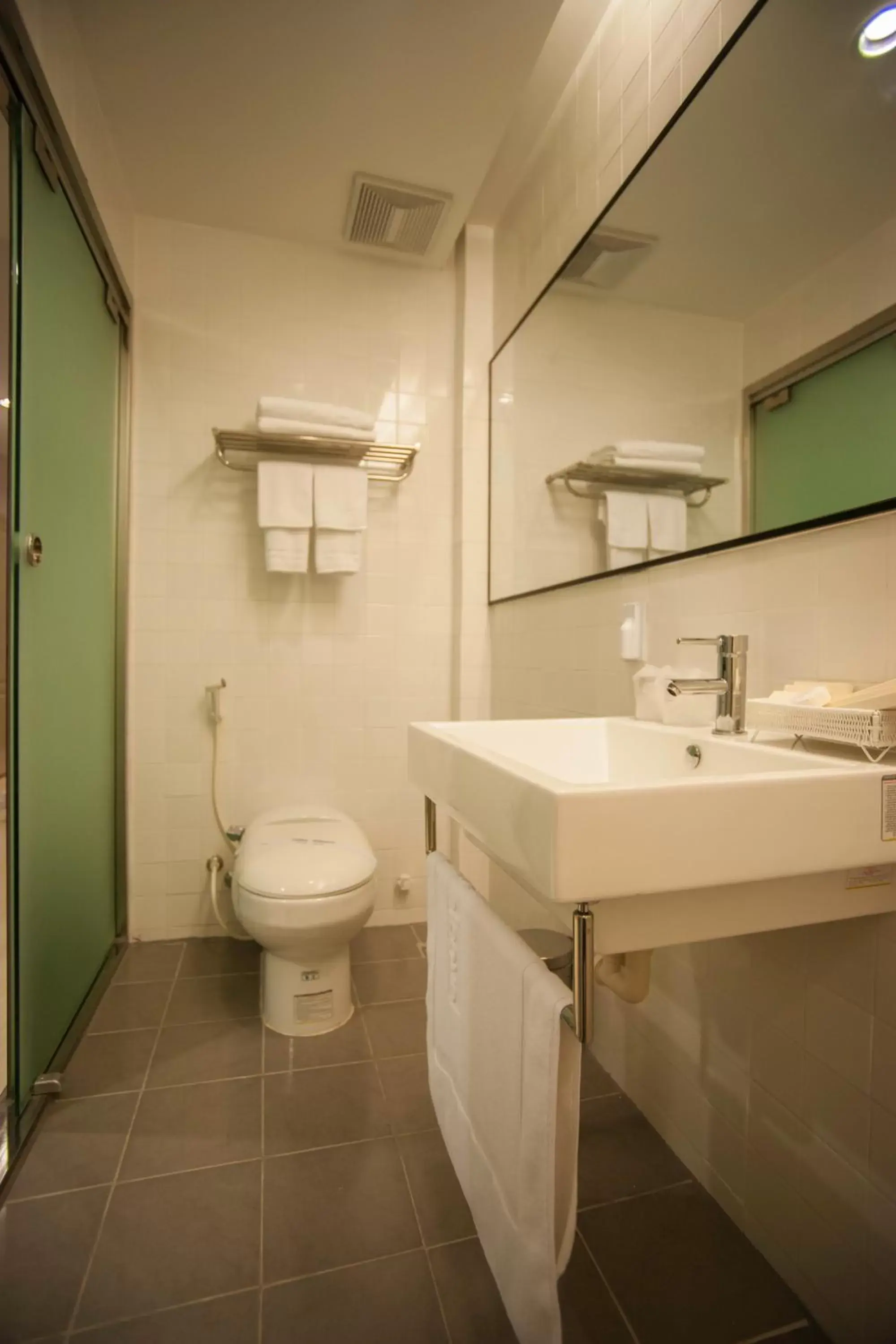 Bathroom in The Alcove Library Hotel