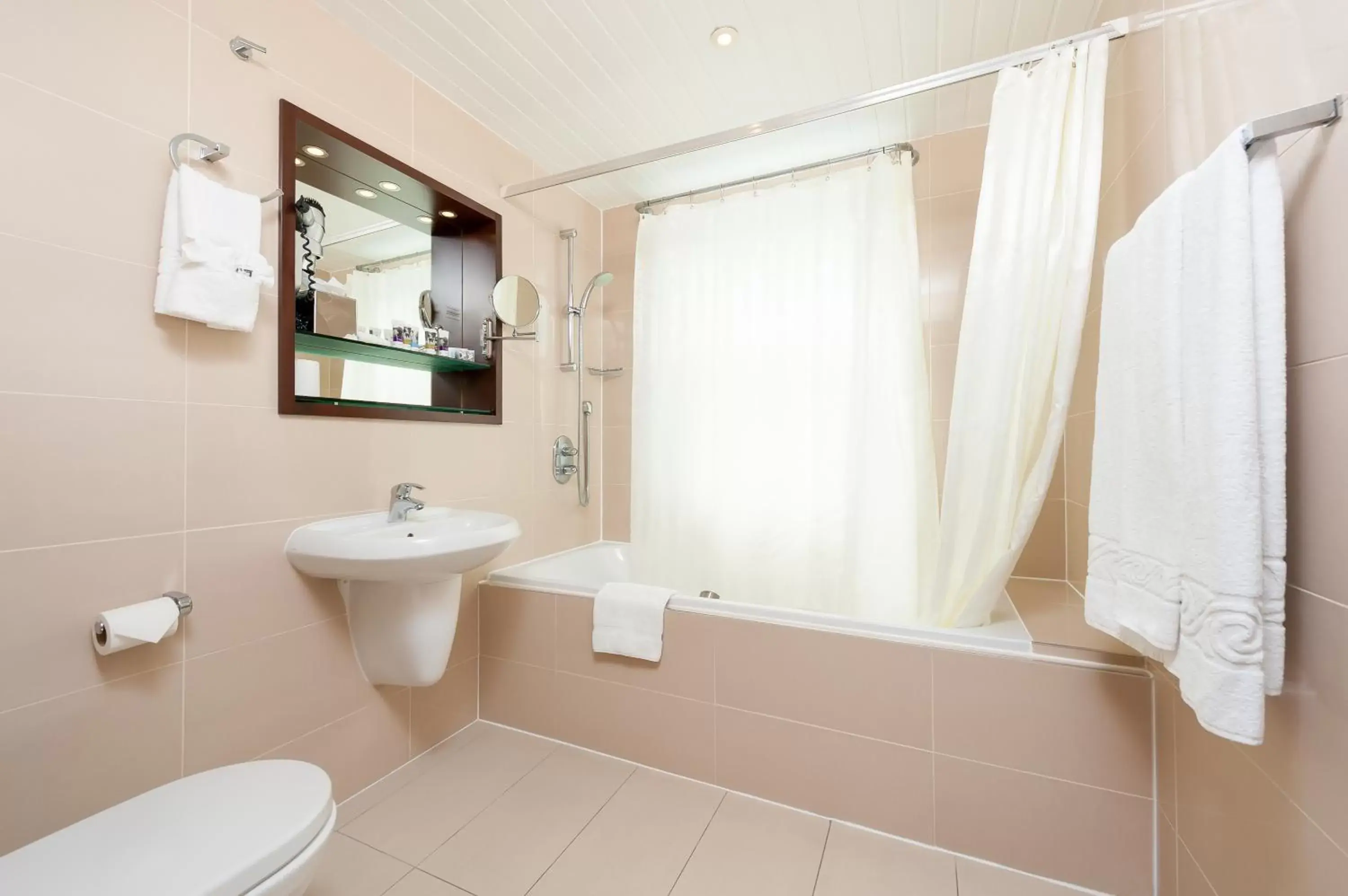 Bathroom in Mercure London Paddington Hotel