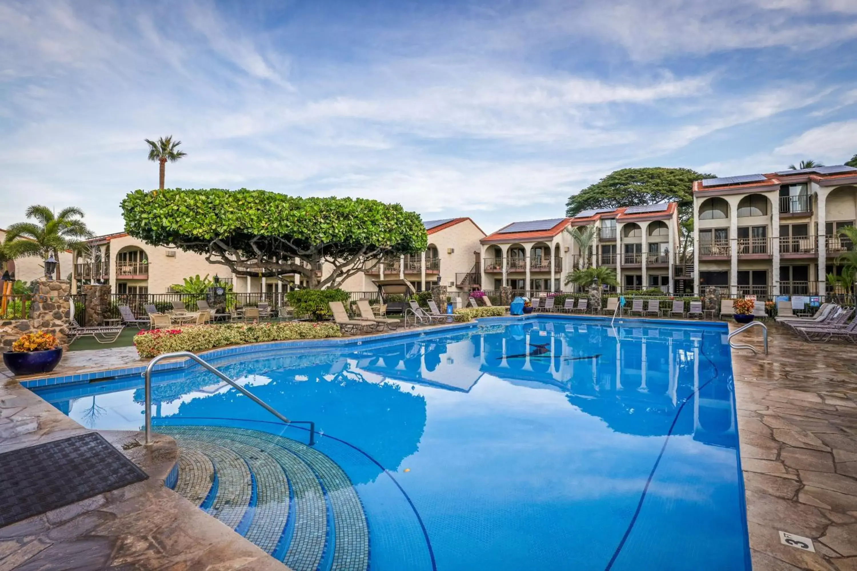 Property building, Swimming Pool in Aston Maui Hill