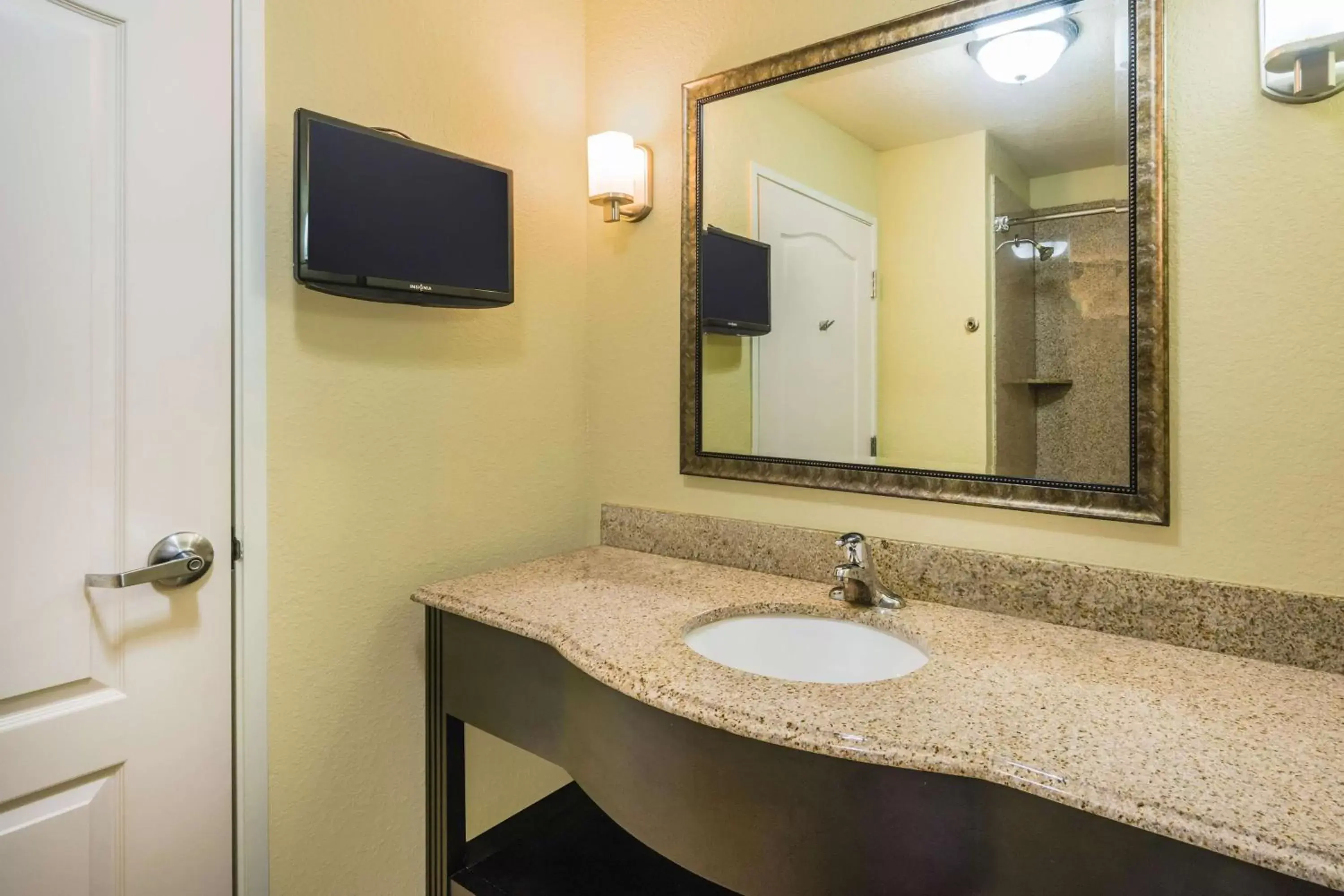 Photo of the whole room, Bathroom in La Quinta by Wyndham Brandon Jackson Airport E