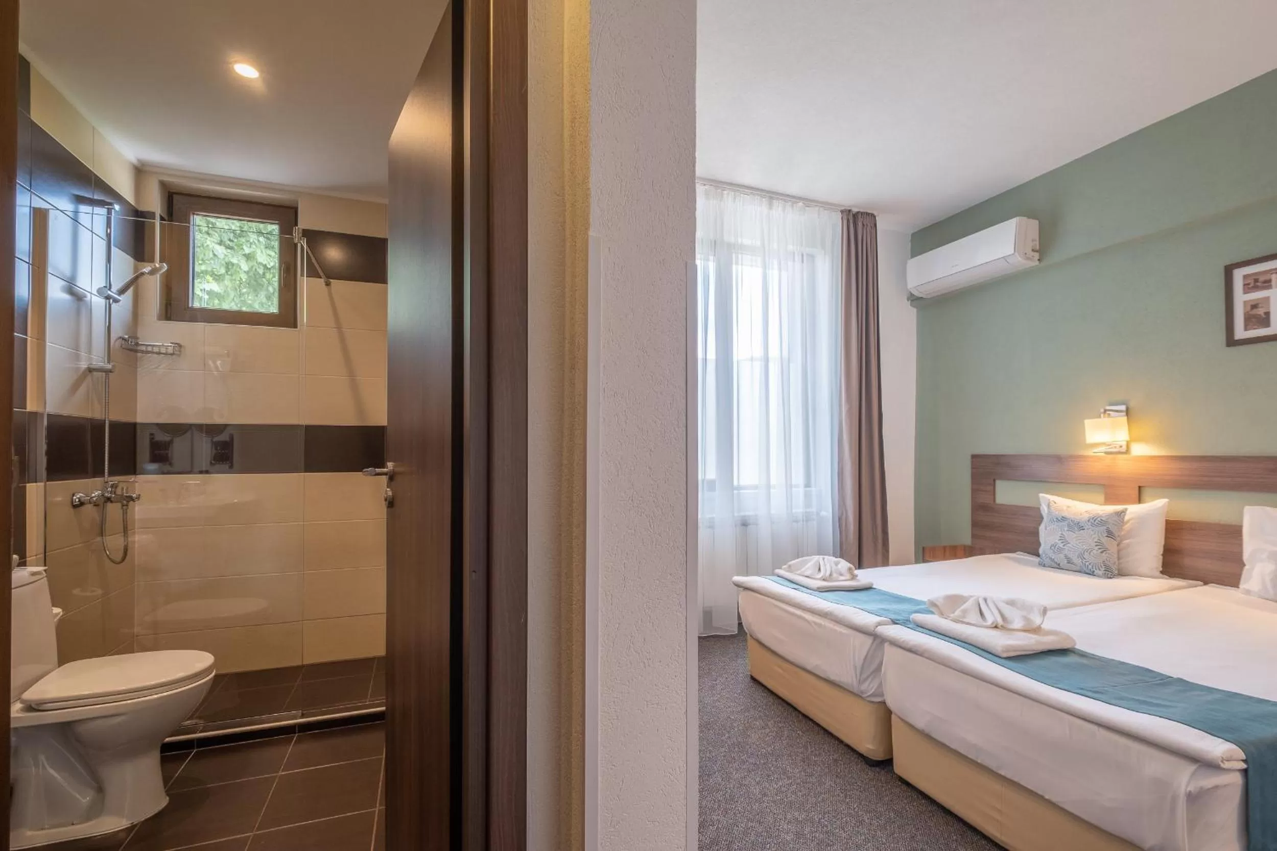 Bathroom, Bed in Park Hotel Asenevtsi