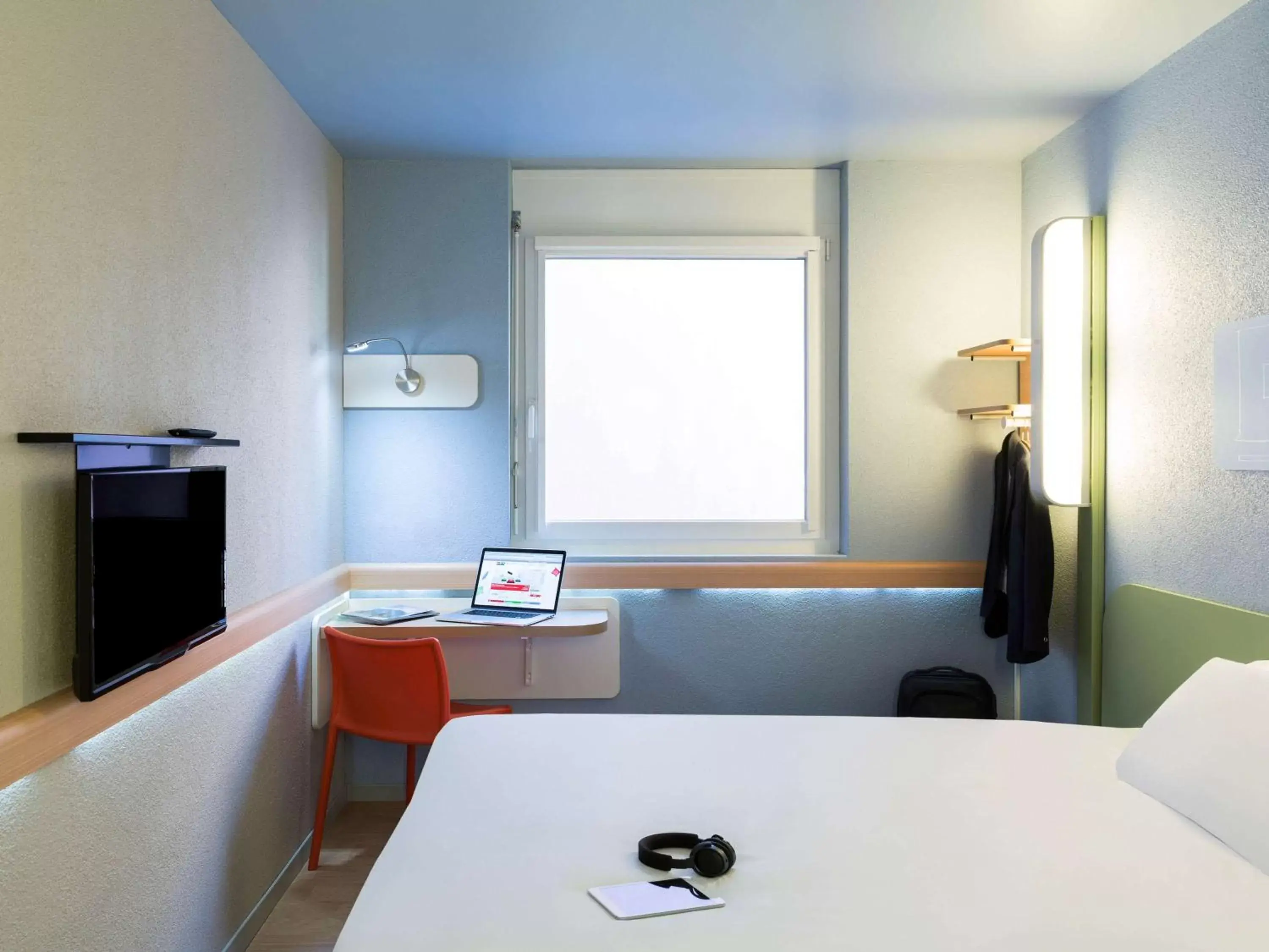 Photo of the whole room, Bed in ibis budget Zurich Airport Photo of the whole room, Bed in ibis budget Zurich Airport