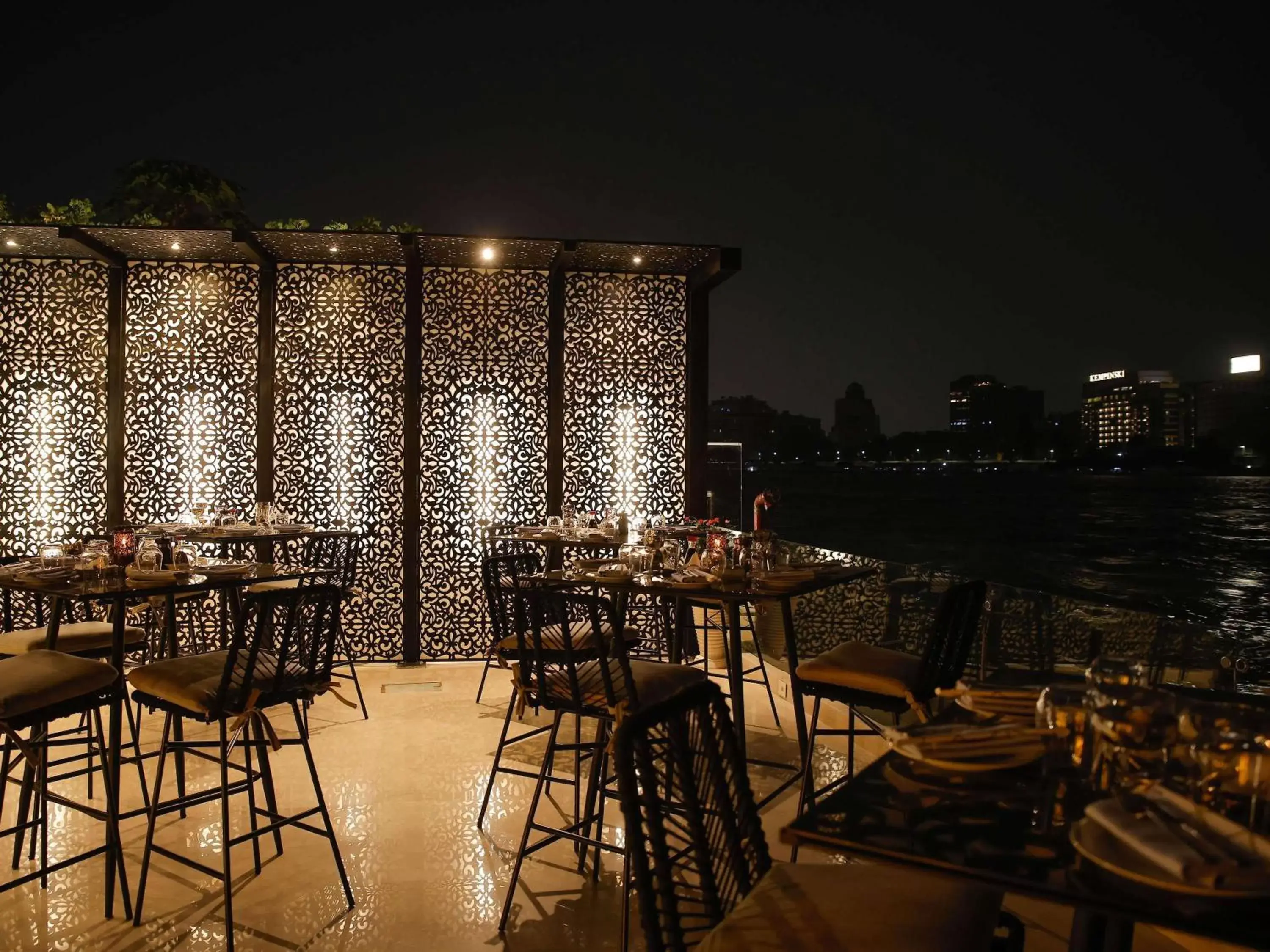 Lounge or bar, Restaurant/Places to Eat in Sofitel Cairo Nile El Gezirah