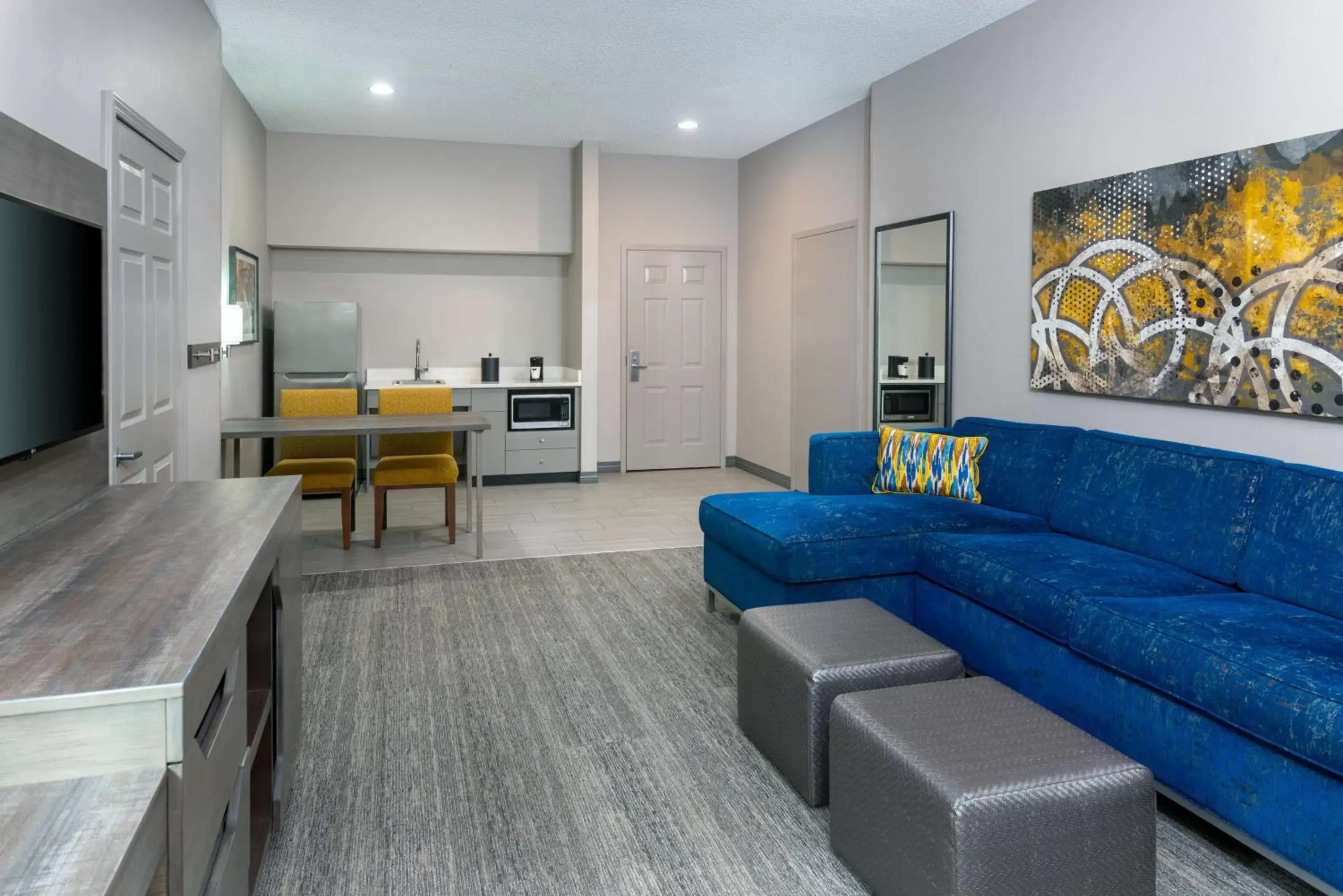 Kitchen or kitchenette, Seating Area in Hampton Inn & Suites Country Club Plaza