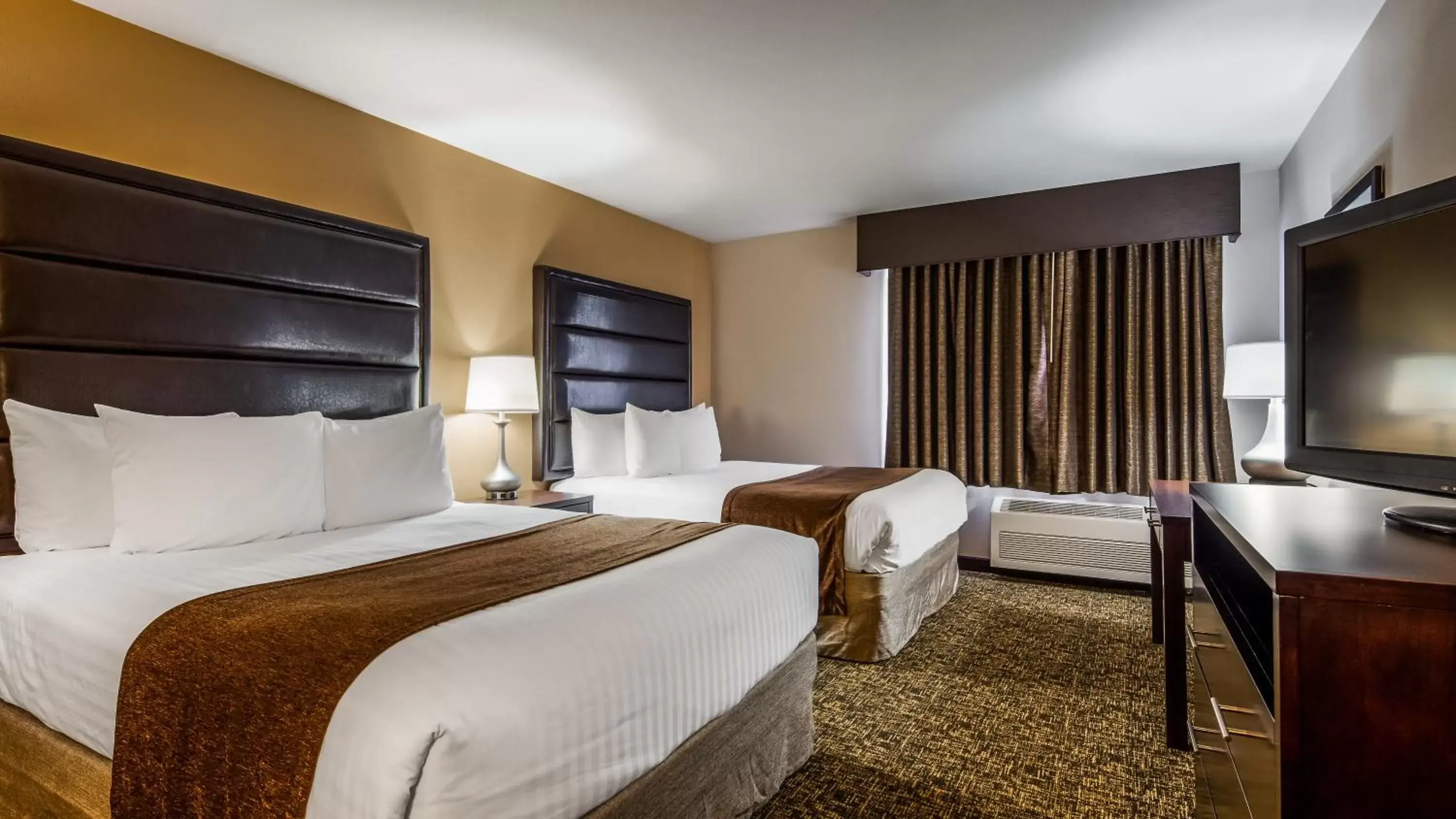 Bedroom, Bed in Best Western Oak Meadows Inn