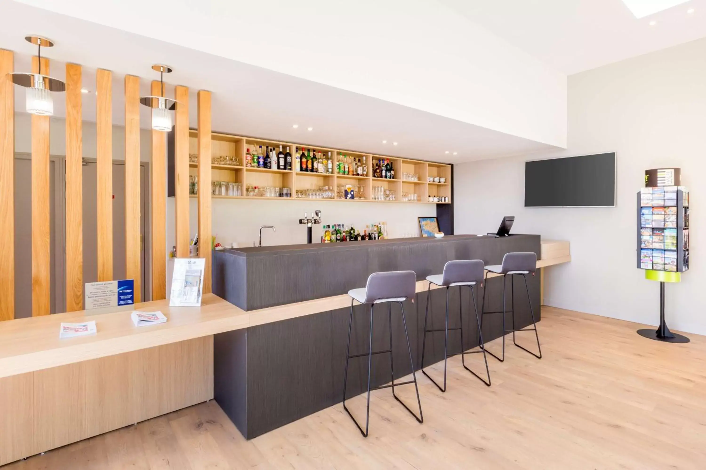 Lobby or reception, Lounge/Bar in Best Western Armor Park Dinan