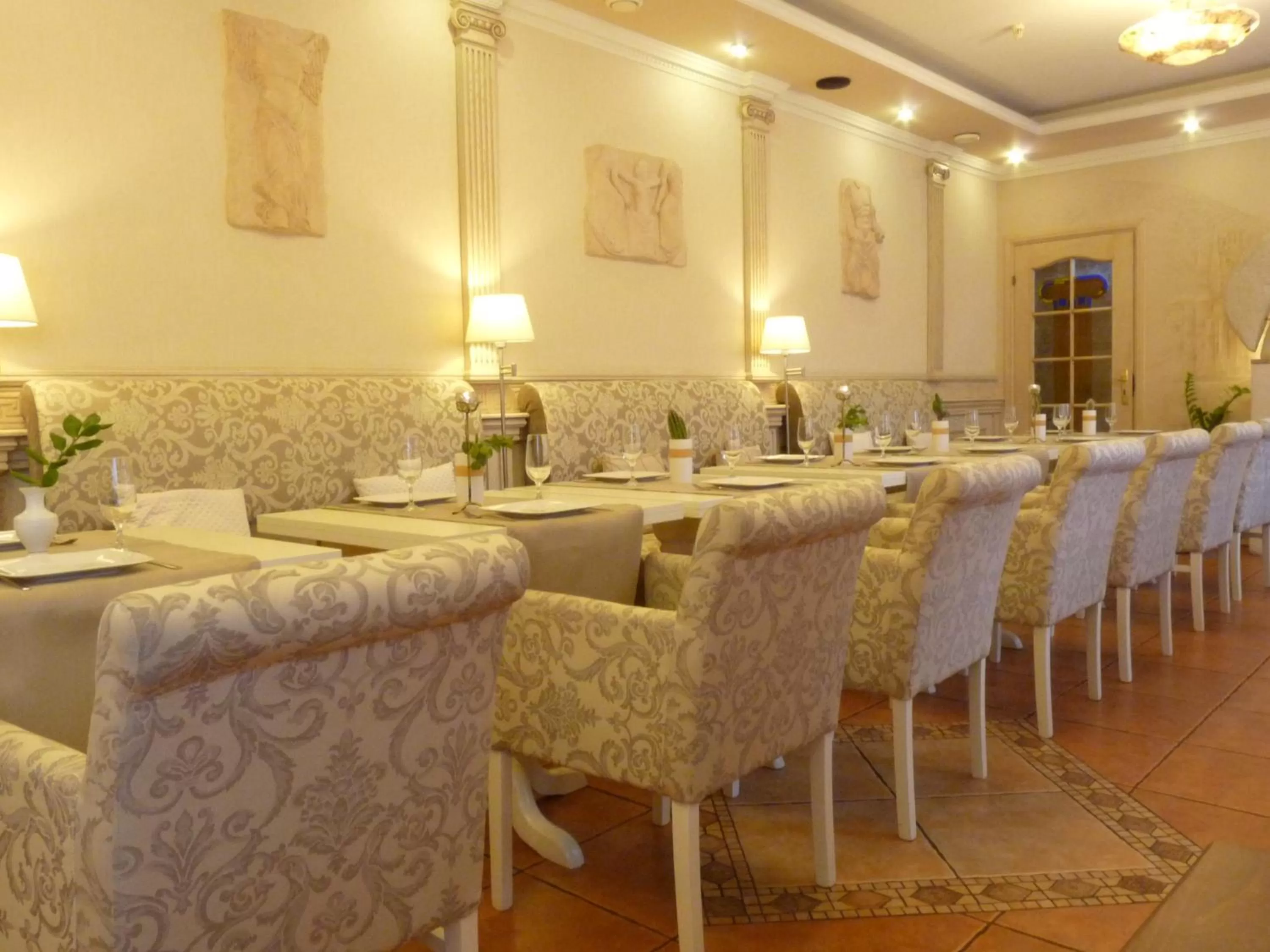 Restaurant/places to eat in Economy room in Hotel Eney