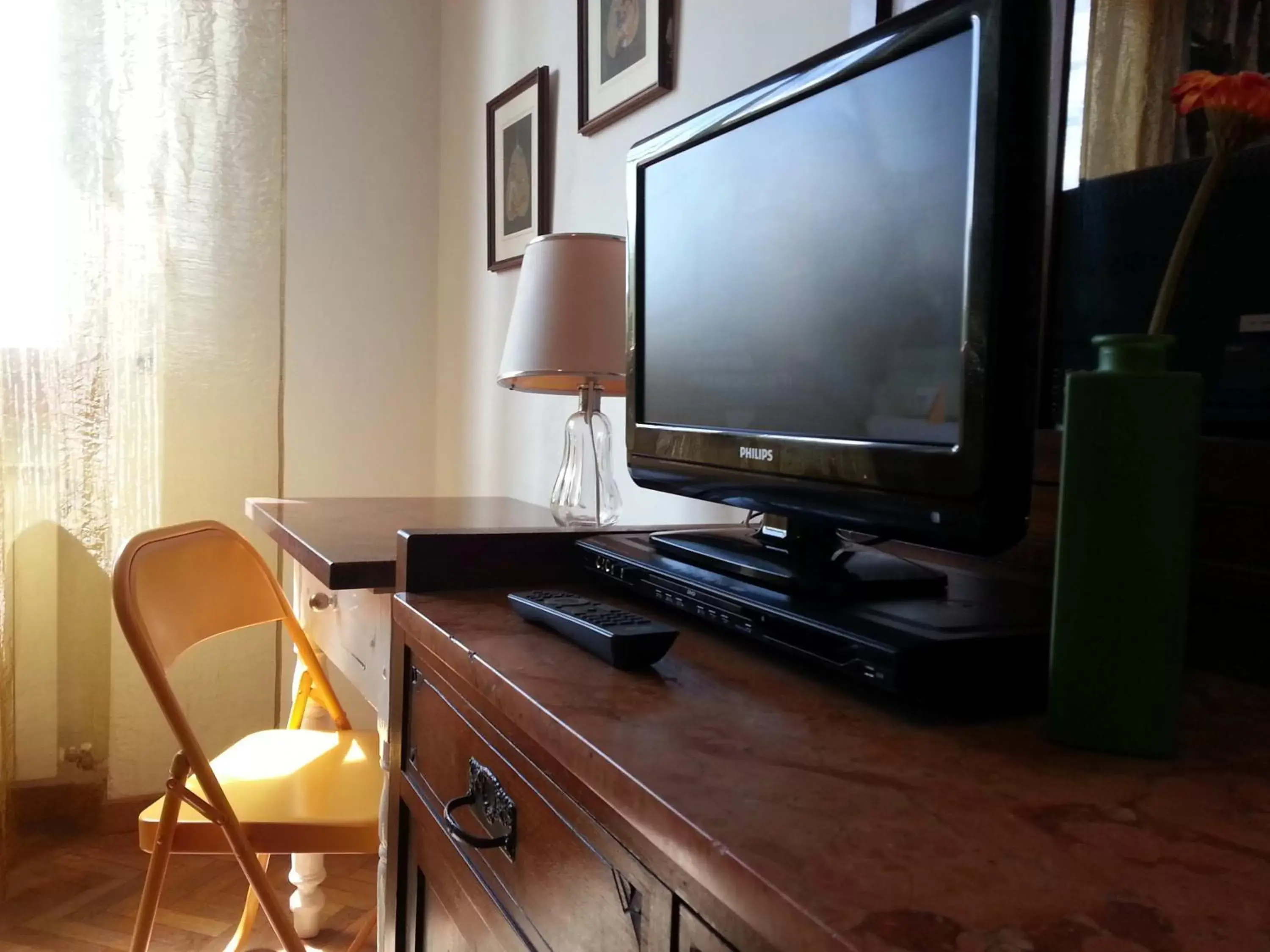 TV and multimedia, TV/Entertainment Center in A Due Passi Dal Centro Bed and Breakfast