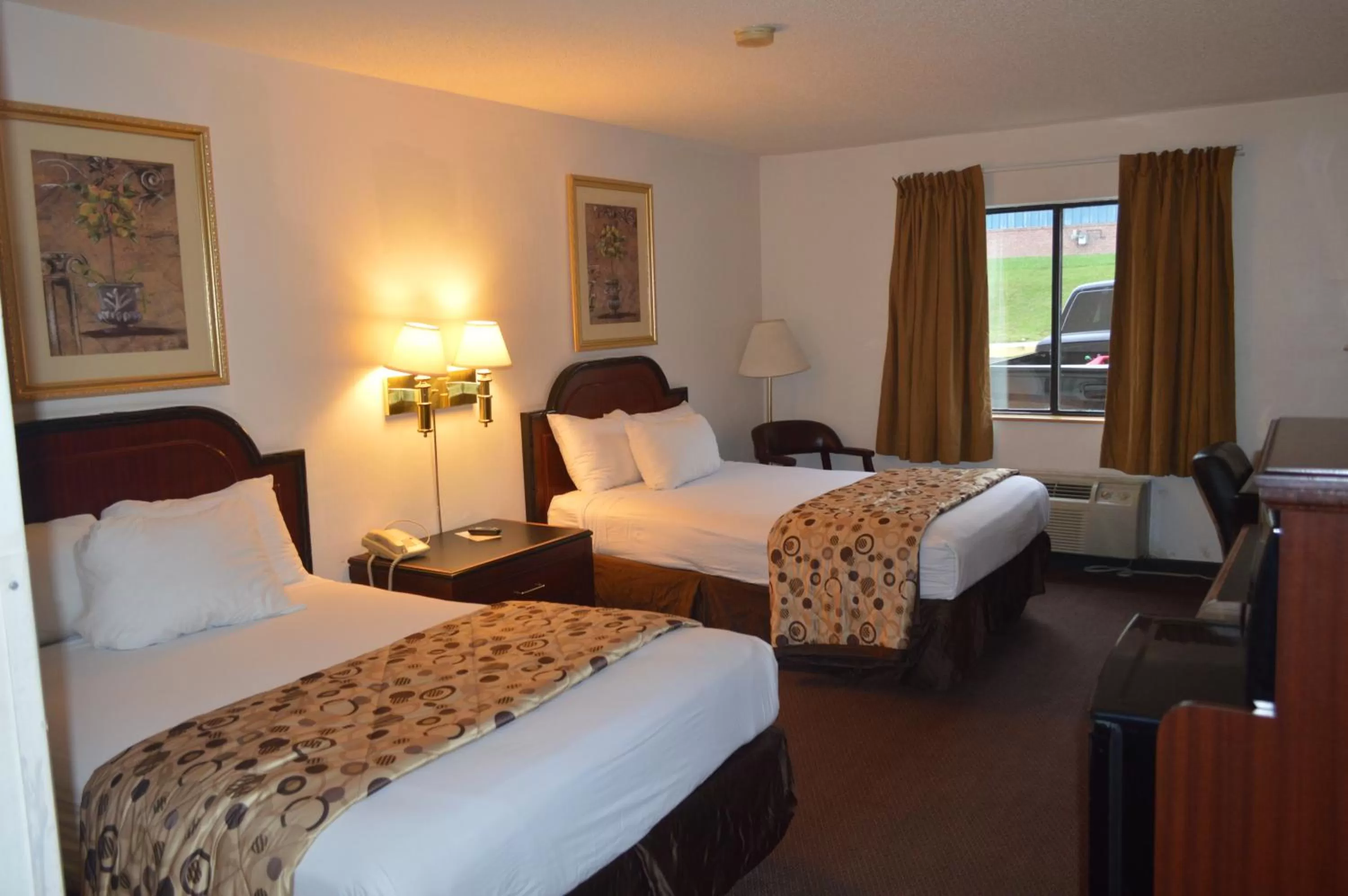 Bedroom, Bed in American Elite Inn