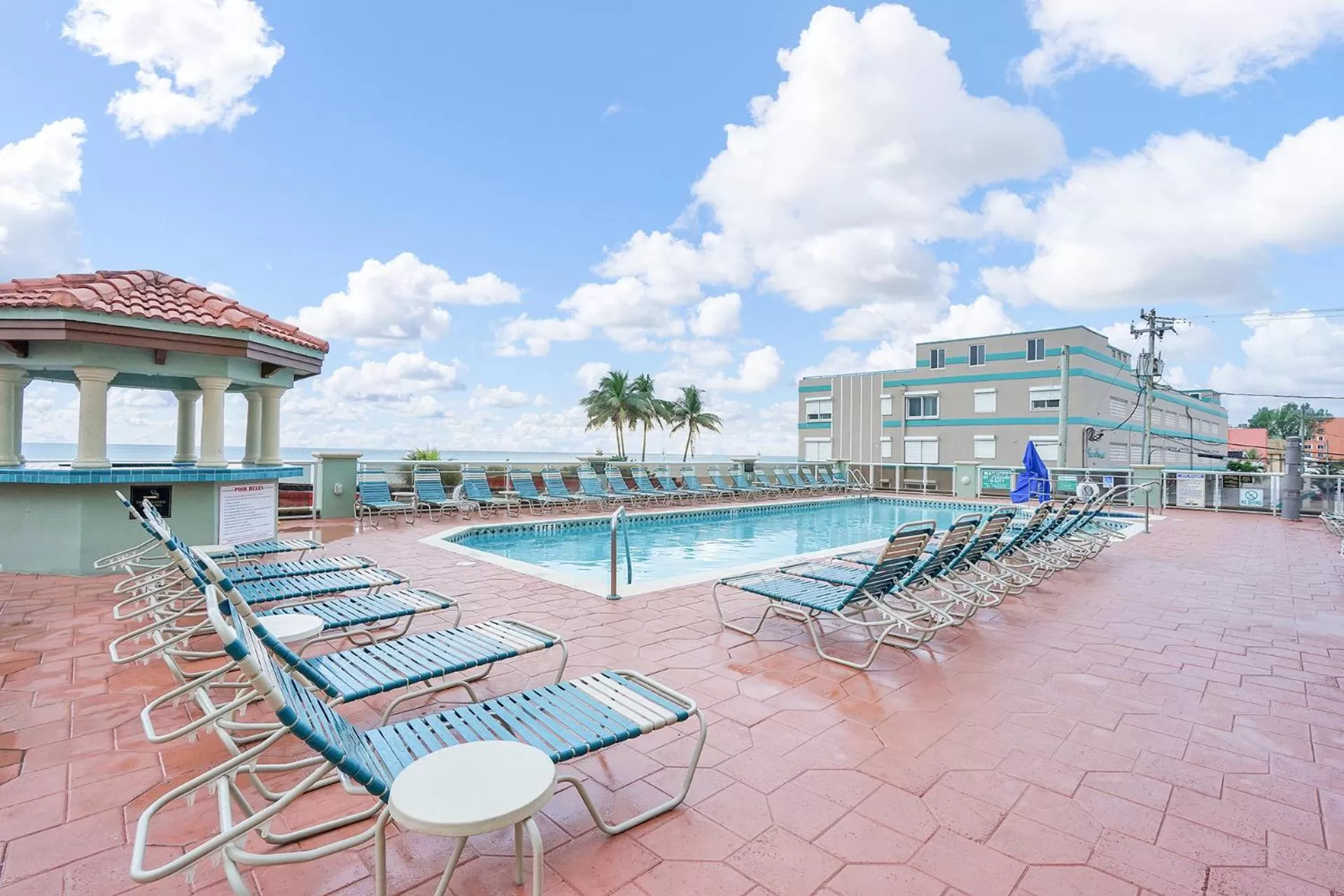 Swimming pool in Hollywood Beach Tower