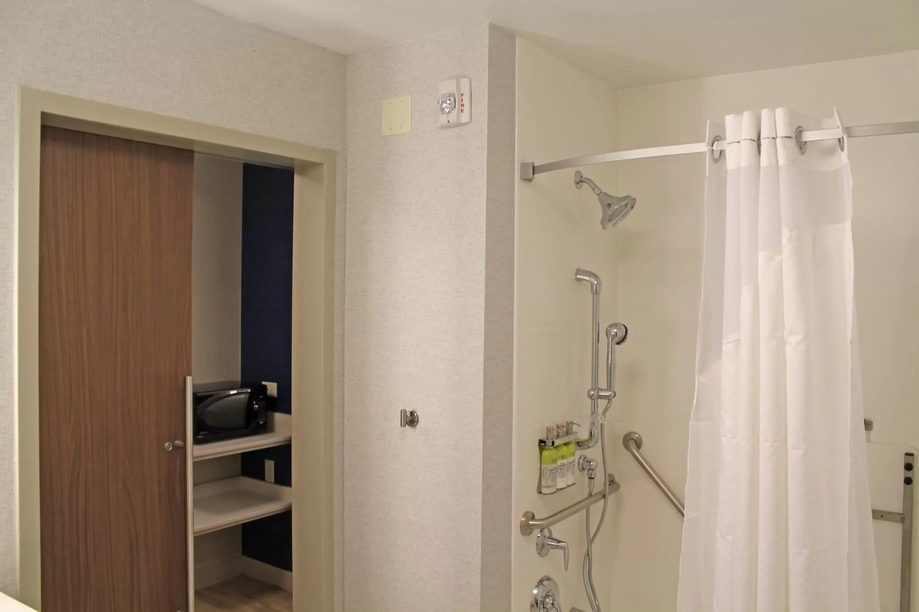 Photo of the whole room, Bathroom in Holiday Inn Express & Suites - St. Louis South - I-55, an IHG Hotel