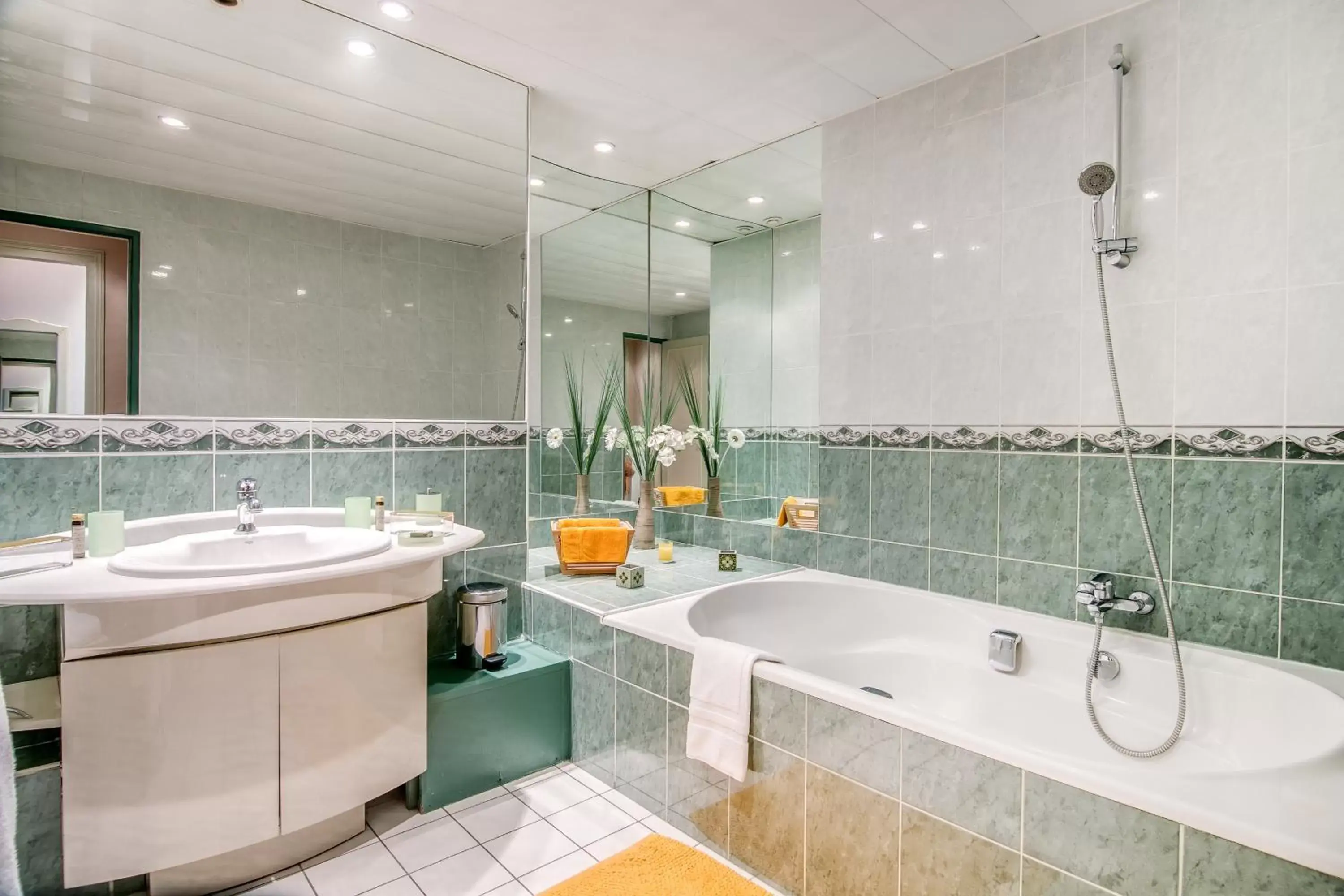 Bathroom in Hôtel Le Maxime - Best Western Signature Collection Bathroom in Hôtel Le Maxime - Best Western Signature Collection