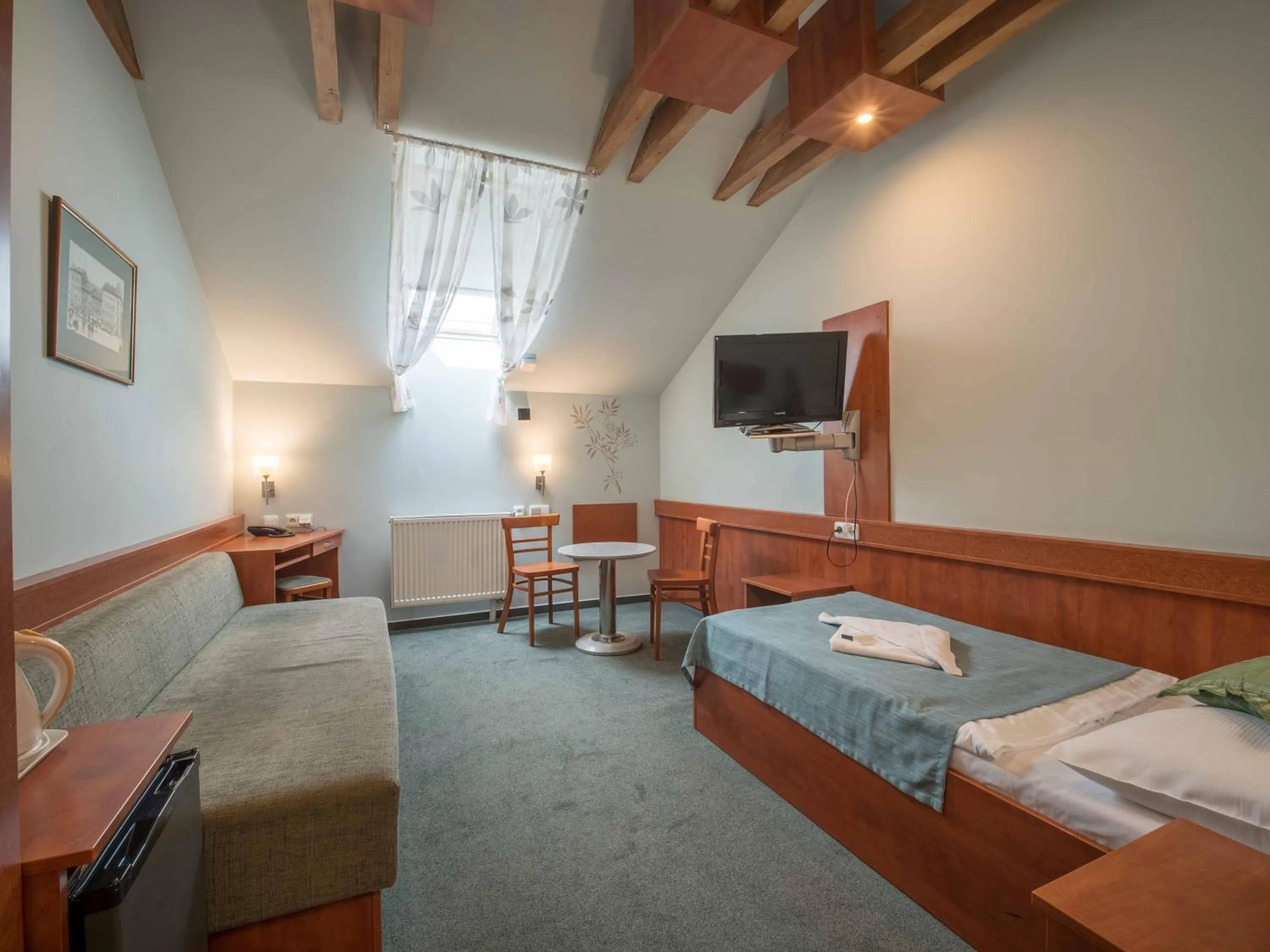 TV and multimedia, Bed in Alton