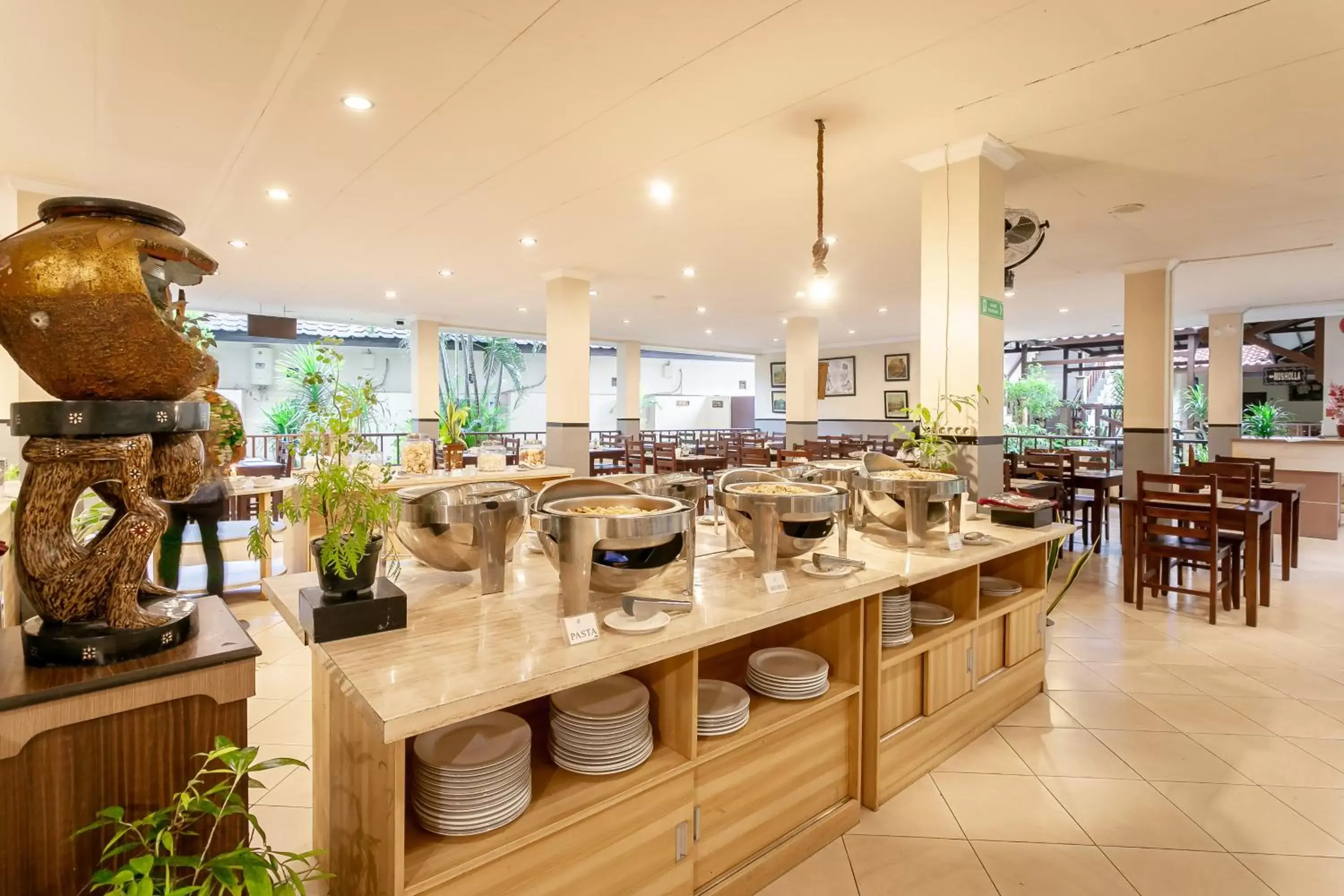 Restaurant/Places to Eat in Lombok Garden Hotel