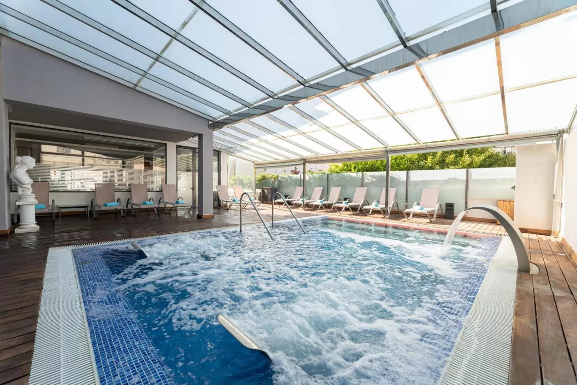 Hot Tub, Swimming Pool in Nautic Hotel & Spa