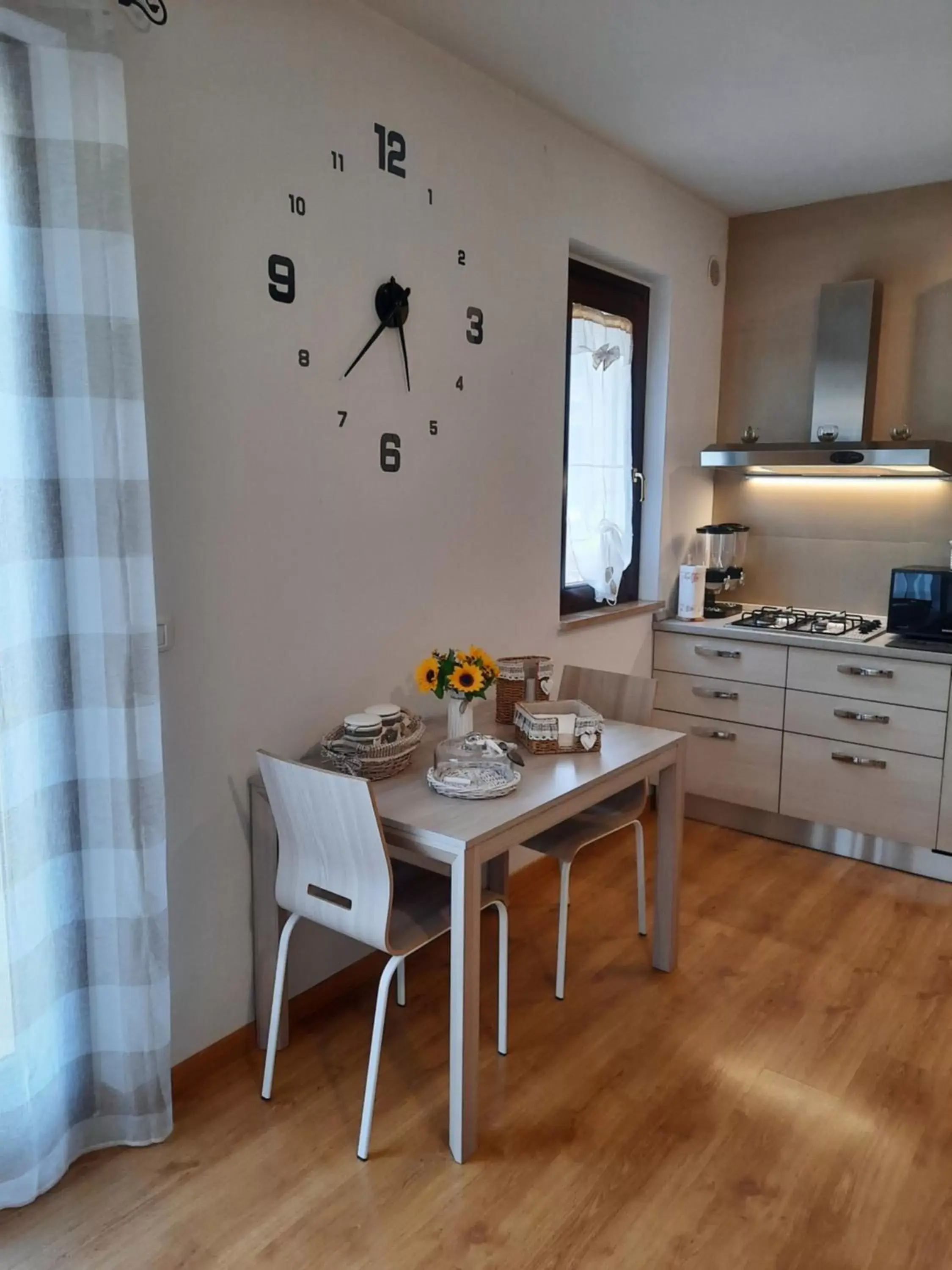 Kitchen or kitchenette, Dining Area in B&B Girasoli