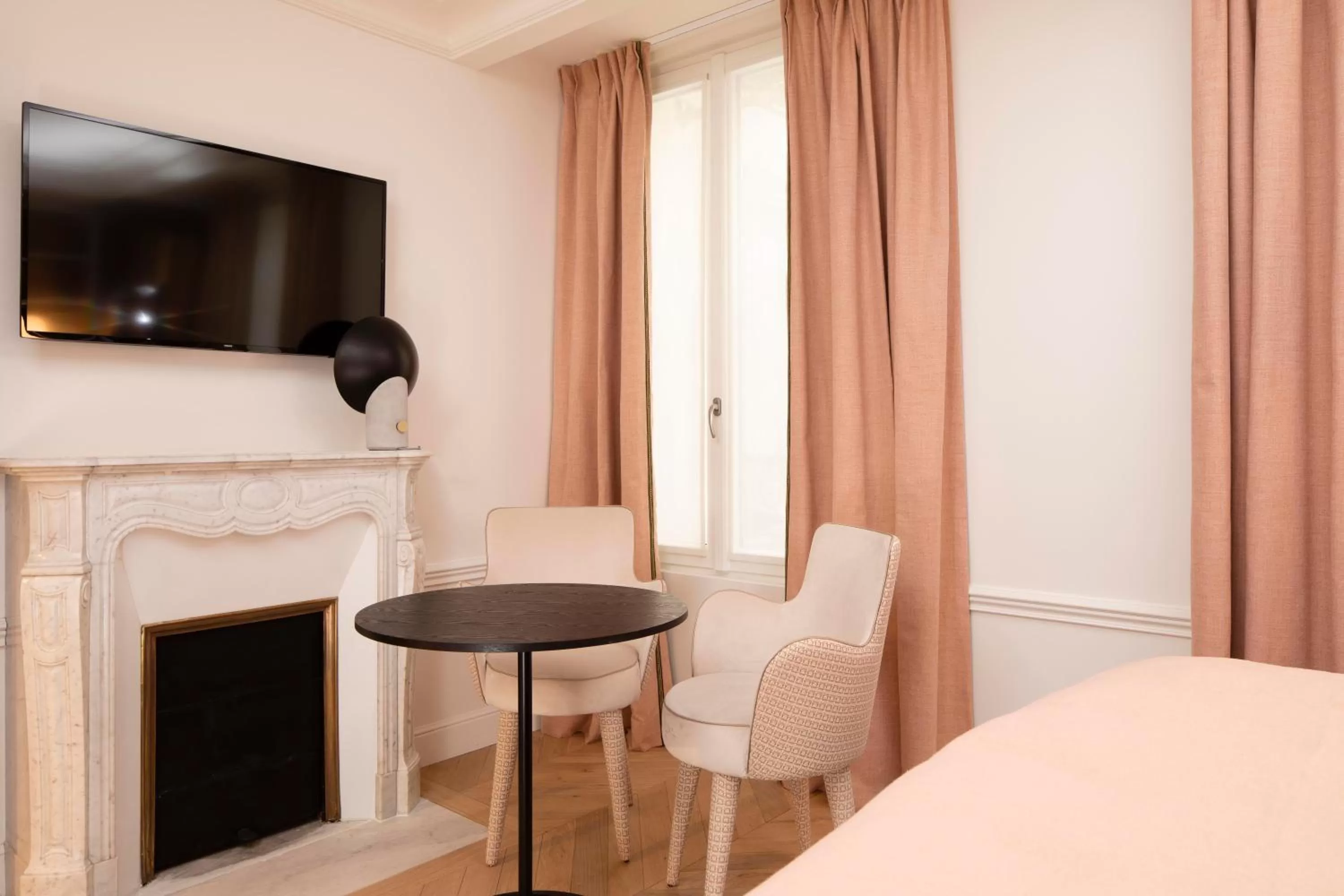 Seating area in Hotel Louvre Montana