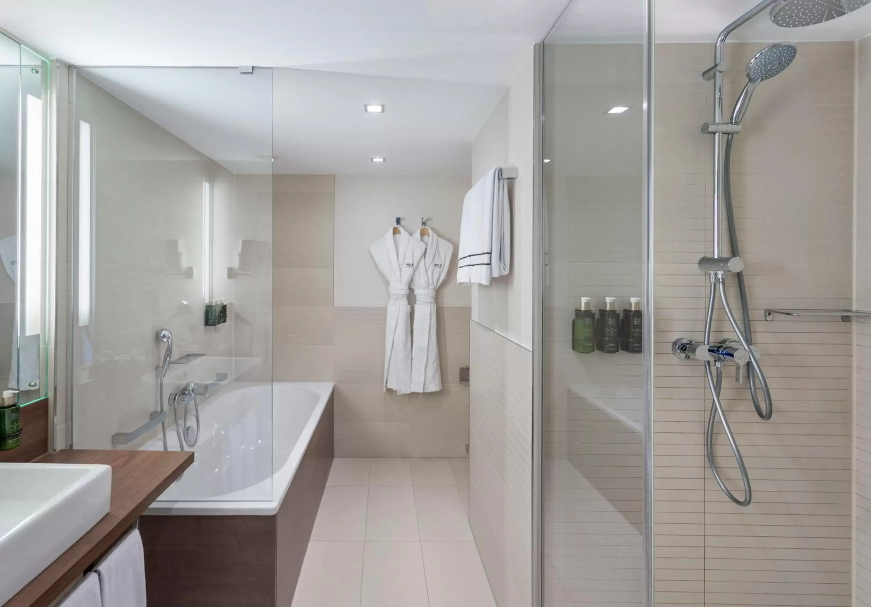 Shower, Bathroom in Meliá Düsseldorf